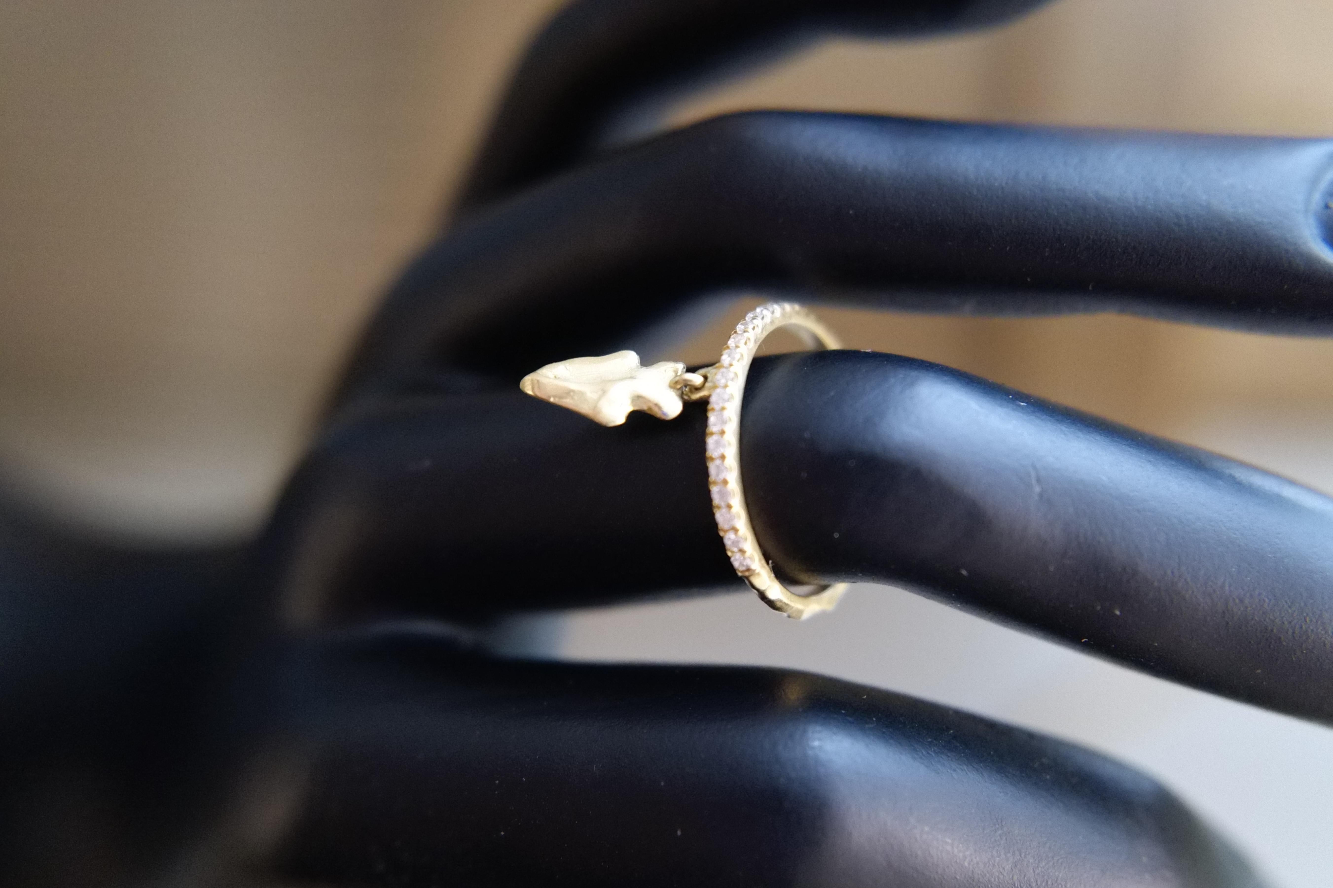 Anello impilabile con bracci a forma di punta di freccia di Wendy Brandes in platino con diamanti In condizioni Nuovo in vendita a New York, NY