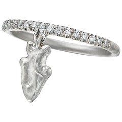 Anello impilabile con bracci a forma di punta di freccia di Wendy Brandes in platino con diamanti