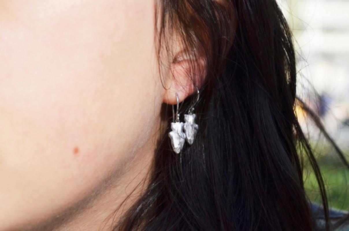 Wendy Brandes Boucles d'oreilles pendantes tête de flèche en platine Neuf - En vente à New York, NY