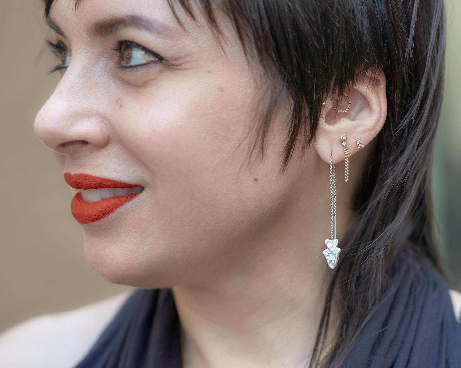 Contemporain Wendy Brandes - Boucles d'oreilles en platine avec pendentifs en forme de flche. en vente
