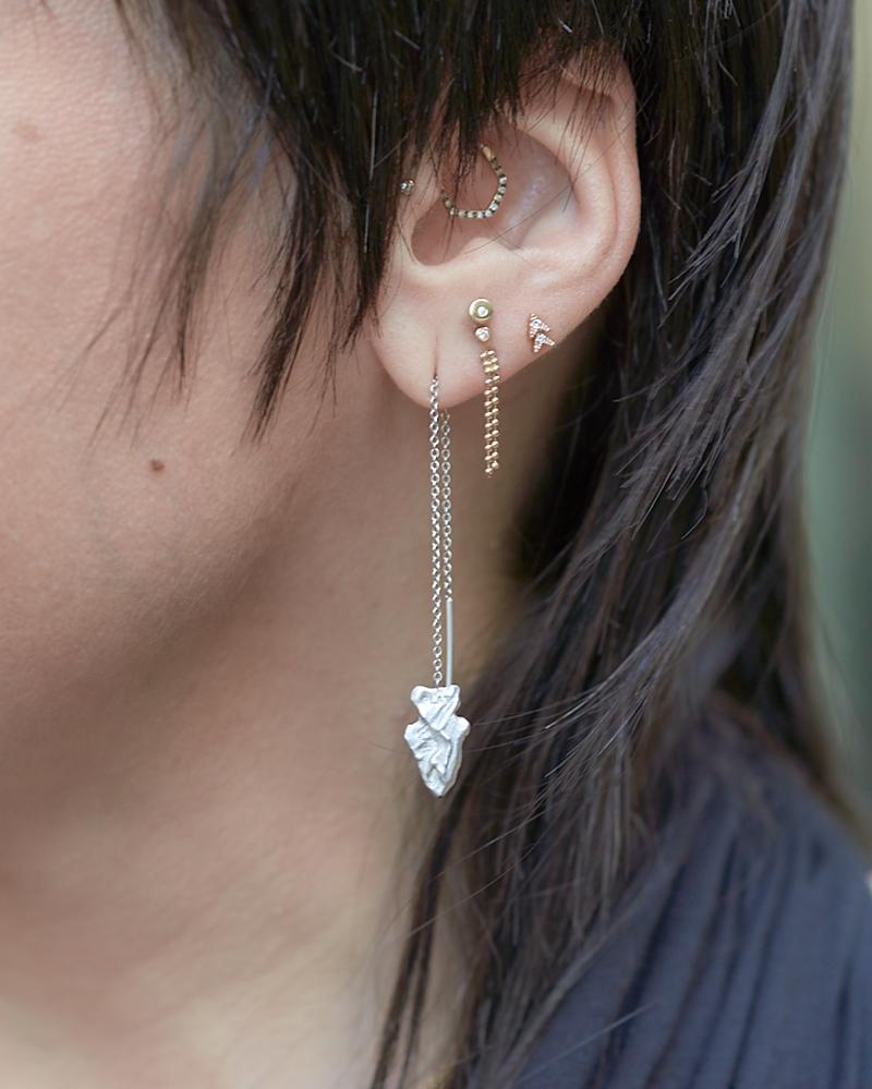 Wendy Brandes - Boucles d'oreilles en platine avec pendentifs en forme de flche. Neuf - En vente à New York, NY