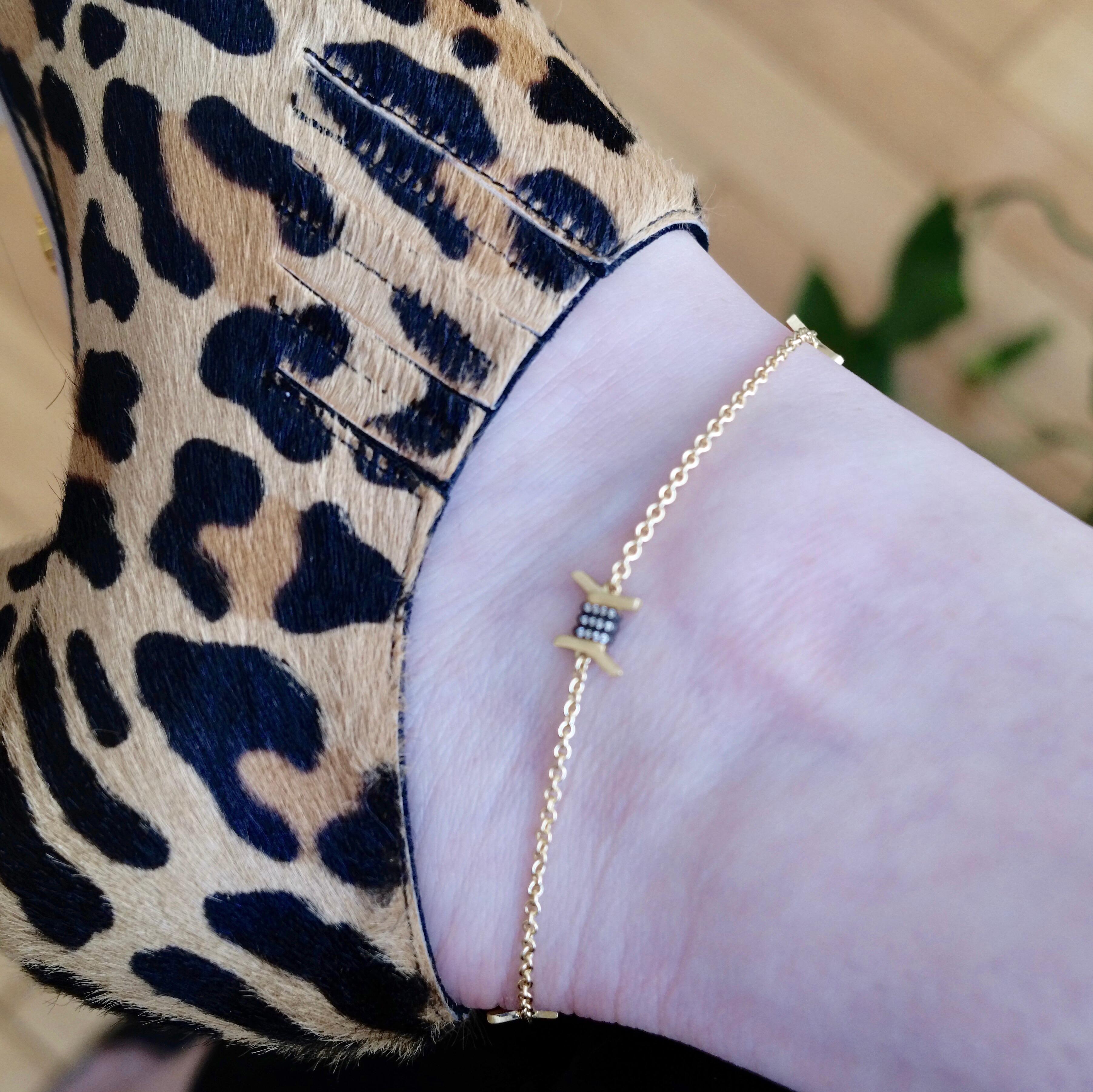 Contemporain Wendy Brandes Bracelet de cheville en or jaune 18 carats et diamants en forme de fil barbel en vente