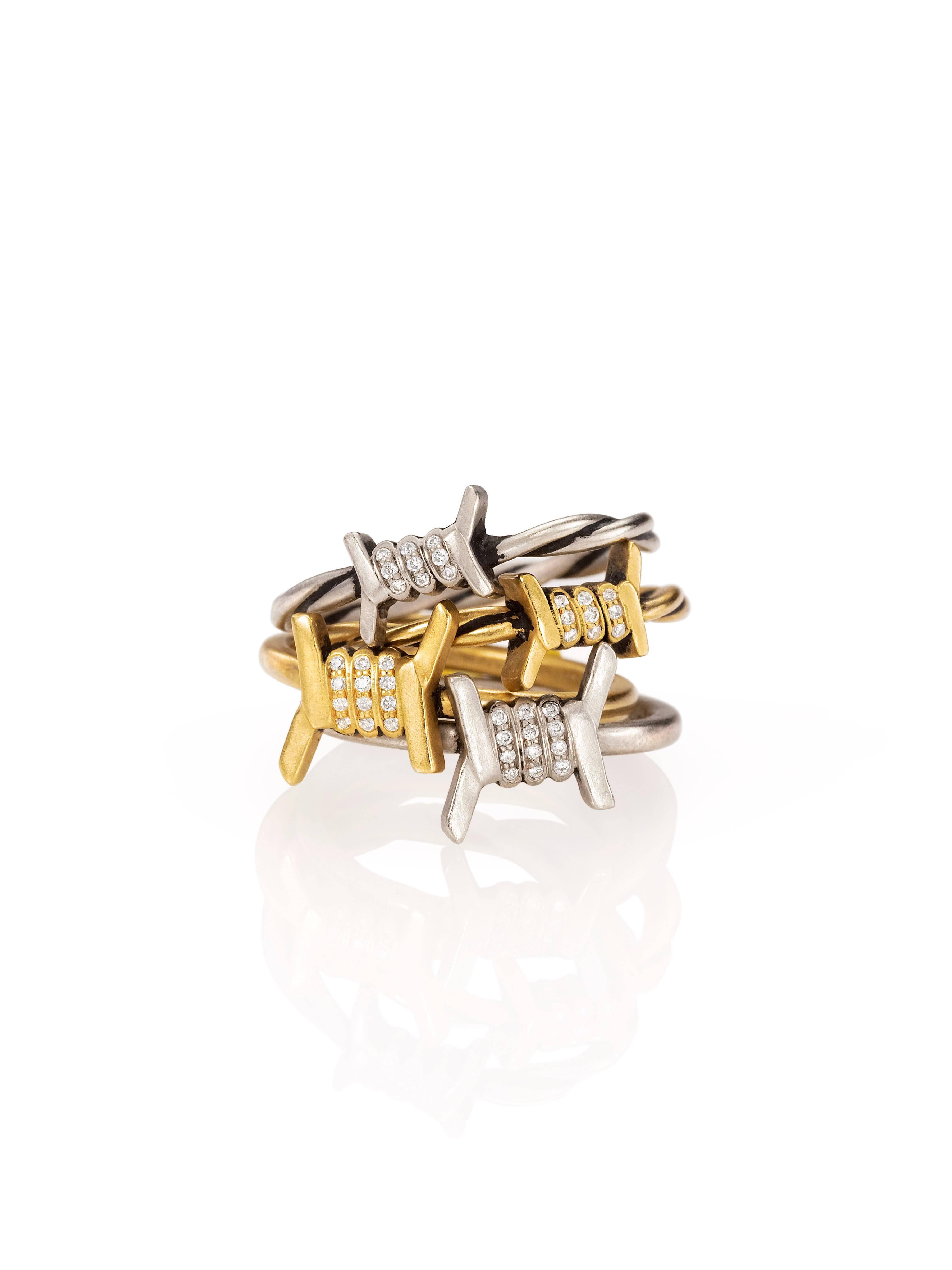 Una band semplice con un motivo punk.

Oro rosa 18 carati, finitura satinata.
Nove diamanti per un totale di 0,03 carati (E/F, VS1/VS2).
Gambo 