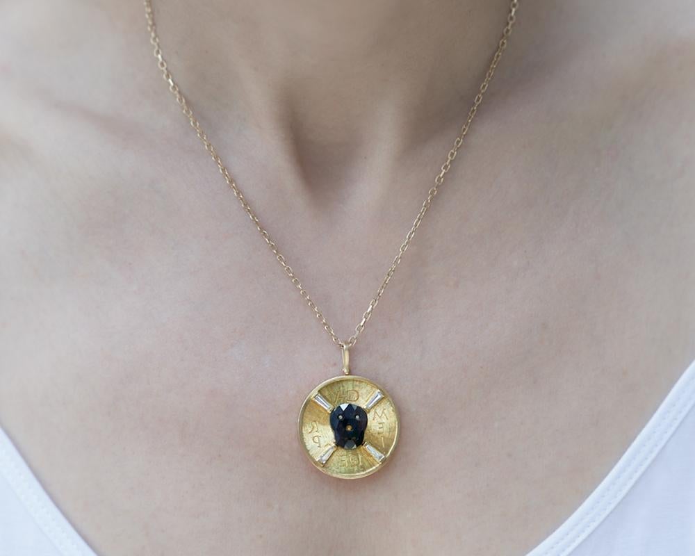 Wendy Brandes: 18 Karat Gelbgold Medaillon-Halskette mit schwarzem Totenkopf-Diamant (Baguetteschliff) im Angebot