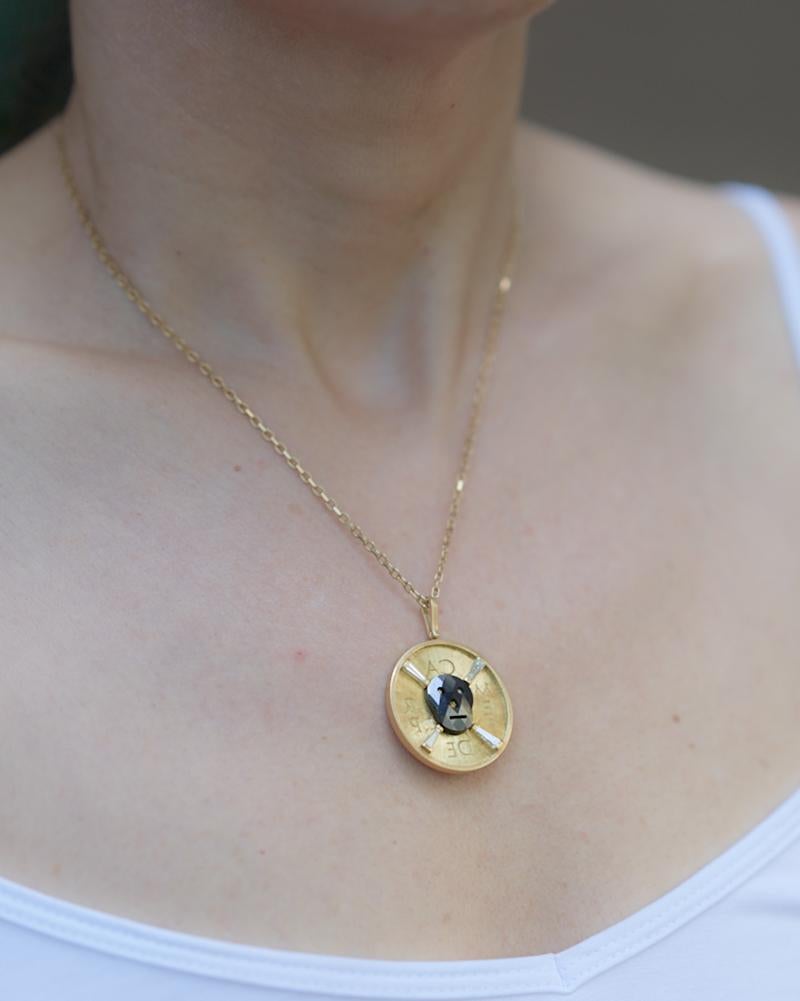 Wendy Brandes: 18 Karat Gelbgold Medaillon-Halskette mit schwarzem Totenkopf-Diamant für Damen oder Herren im Angebot