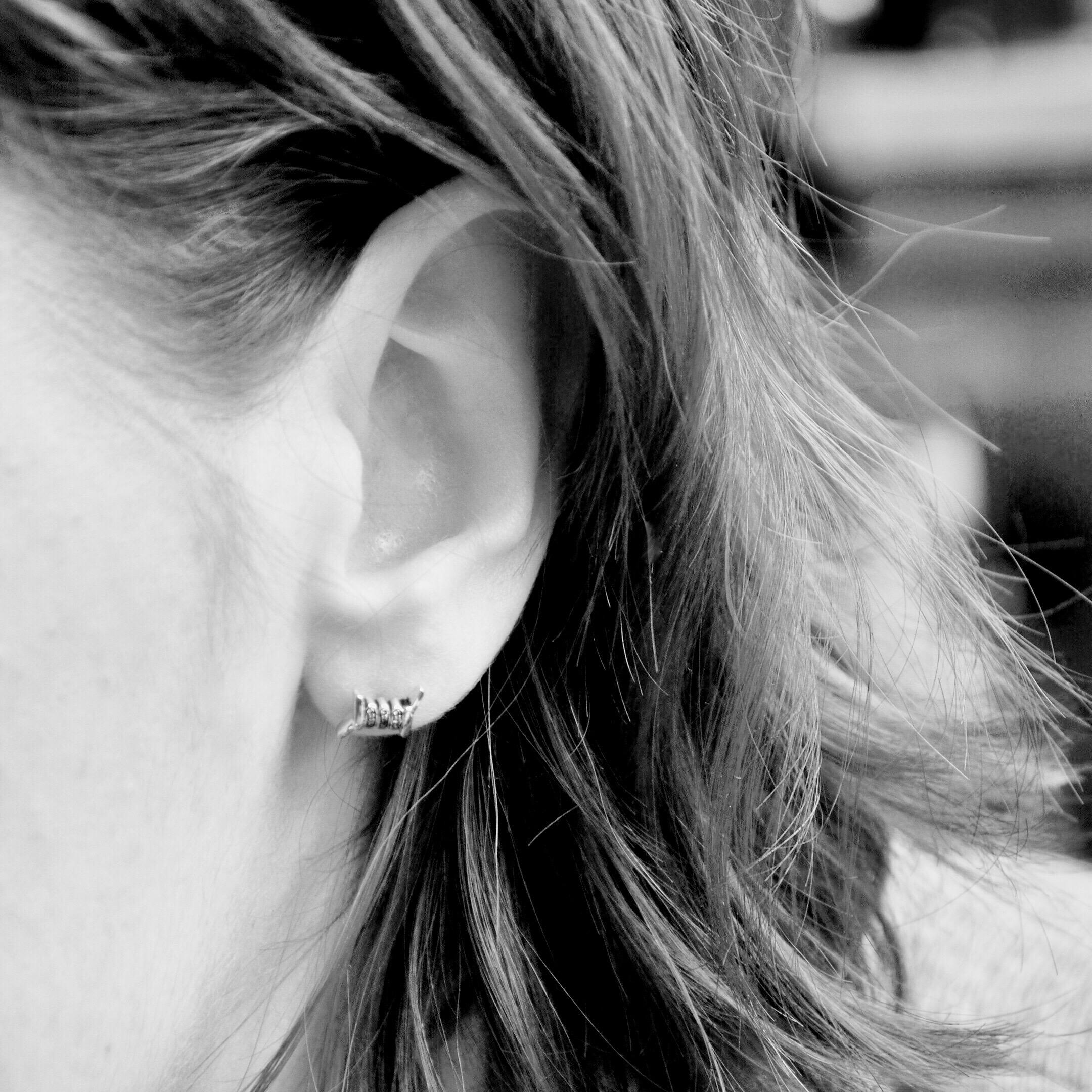 Contemporain Wendy Brandes, clous d'oreilles unk Platinum  en fil barbel avec diamants en vente