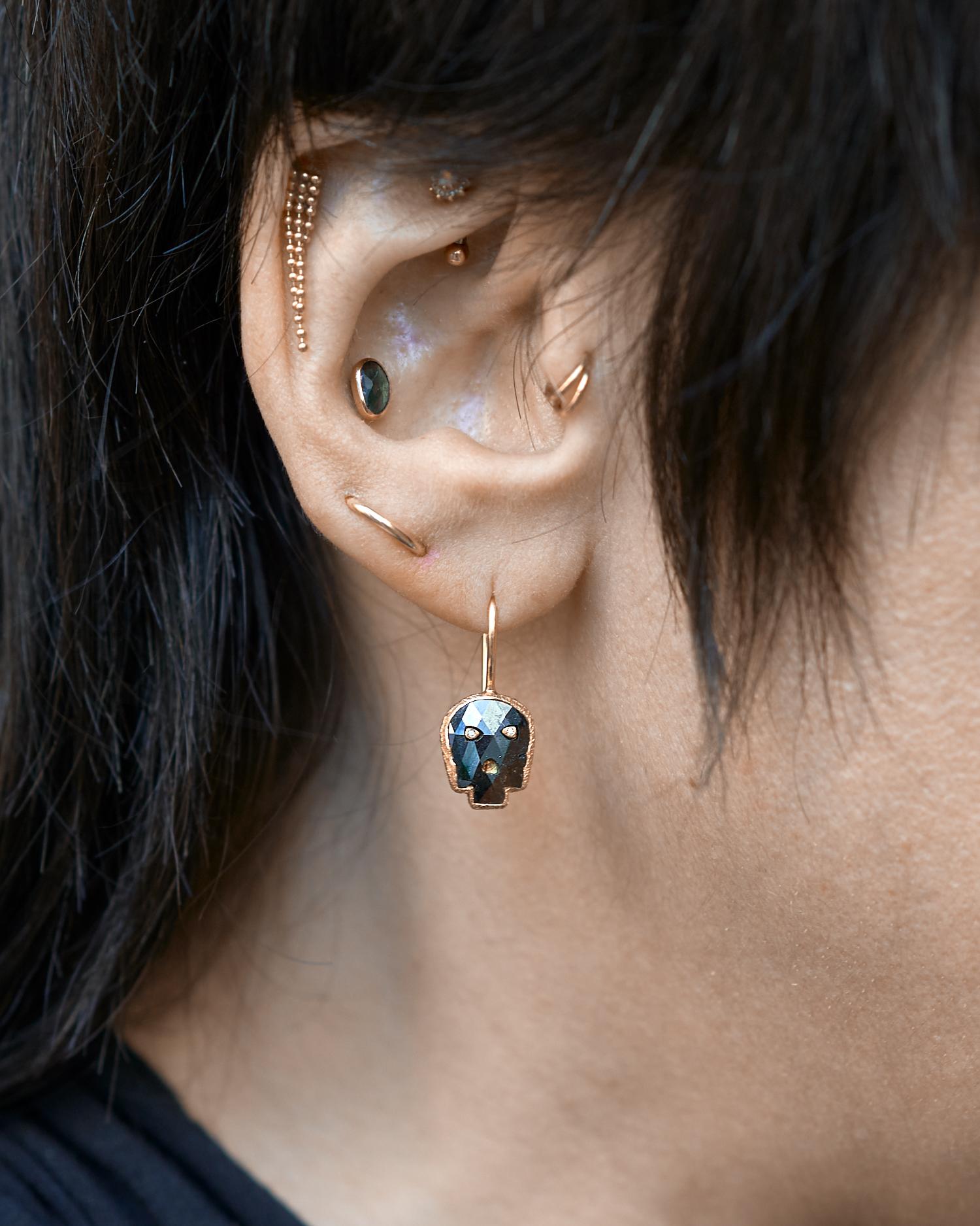 Diese Ohrringe verbinden das antike Schmuckkonzept des Memento Mori mit der modernen Technik des Edelsteinschleifens in Form von schwarzen Diamanten in Totenkopfform. Dieses Set ist eines der drei Designs aus Wendys Minikollektion mit dem Titel
