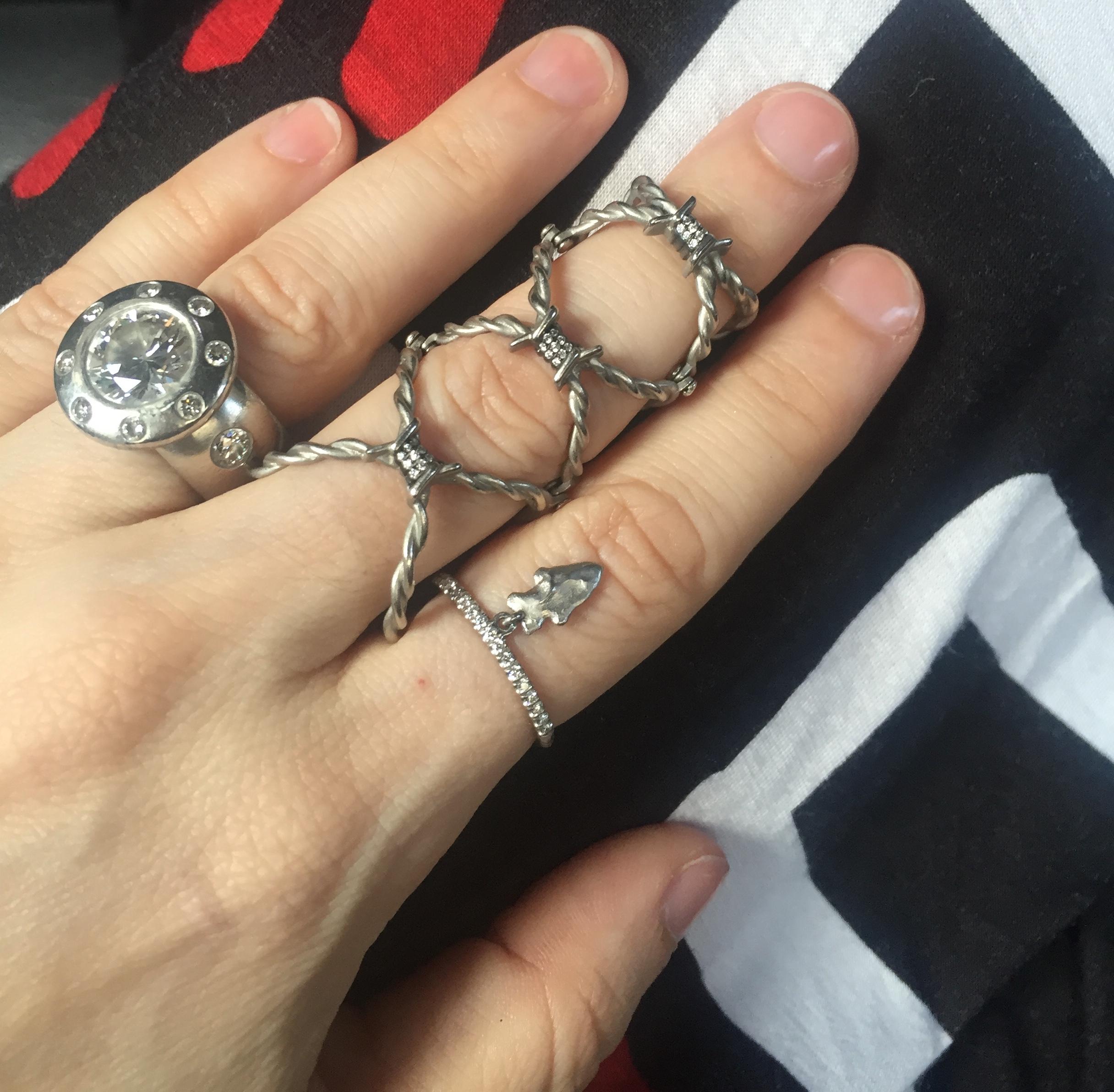 Wendy Brandes Ring mit voller Ingwerklappe und Barbed-Drahtmotiv aus Platin und Diamanten im Zustand „Neu“ im Angebot in New York, NY