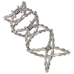 Wendy Brandes Ring mit voller Ingwerklappe und Barbed-Drahtmotiv aus Platin und Diamanten