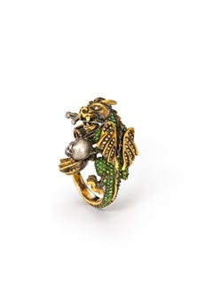 Wendy Brandes Drachenring aus 18 Karat Gold und Edelsteinen mit verstecktem Ritter