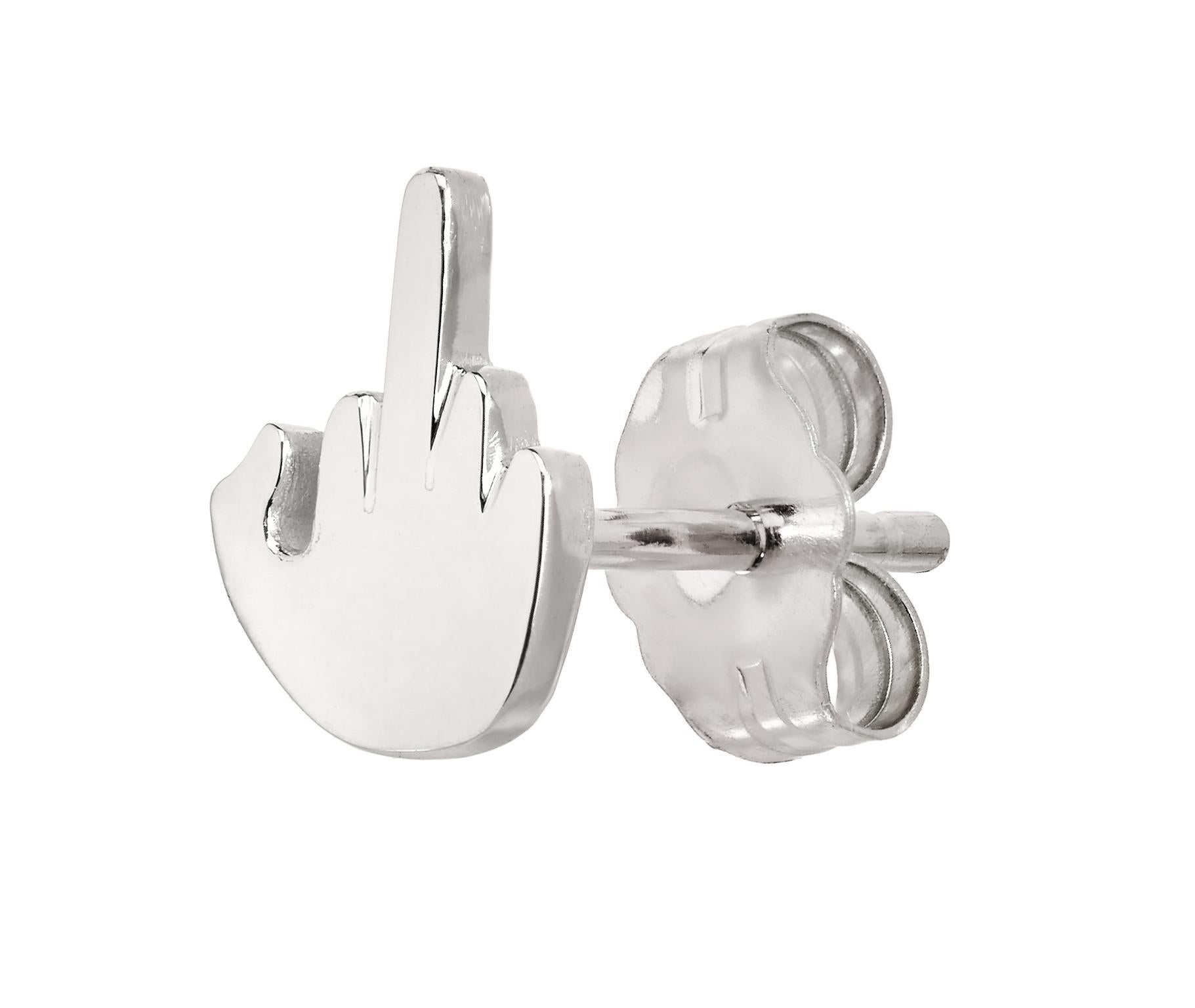 #Mood, hab ich recht? Wenn man nicht alles, was man denkt, in höflicher Gesellschaft ausplaudern kann, kann man sich diskret über seinen Schmuck Luft machen. Dieser Mittelfinger-Ohrstecker aus 18 Karat Gelbgold wird als Einzelstück verkauft -