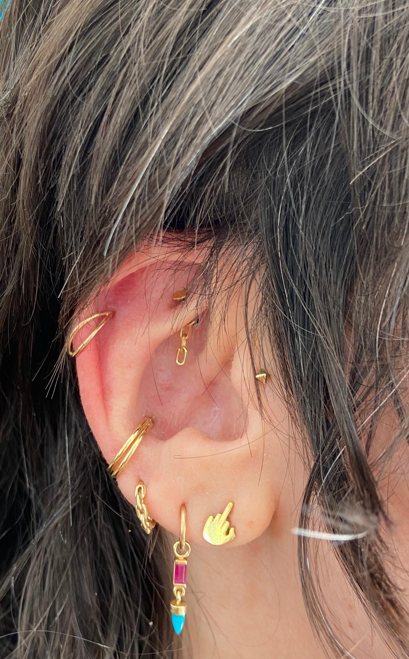 Wendy Brandes: 18 Karat Gelbgold Ohrstecker mit Mittel Finger-Ohrsteckern im Zustand „Neu“ im Angebot in New York, NY