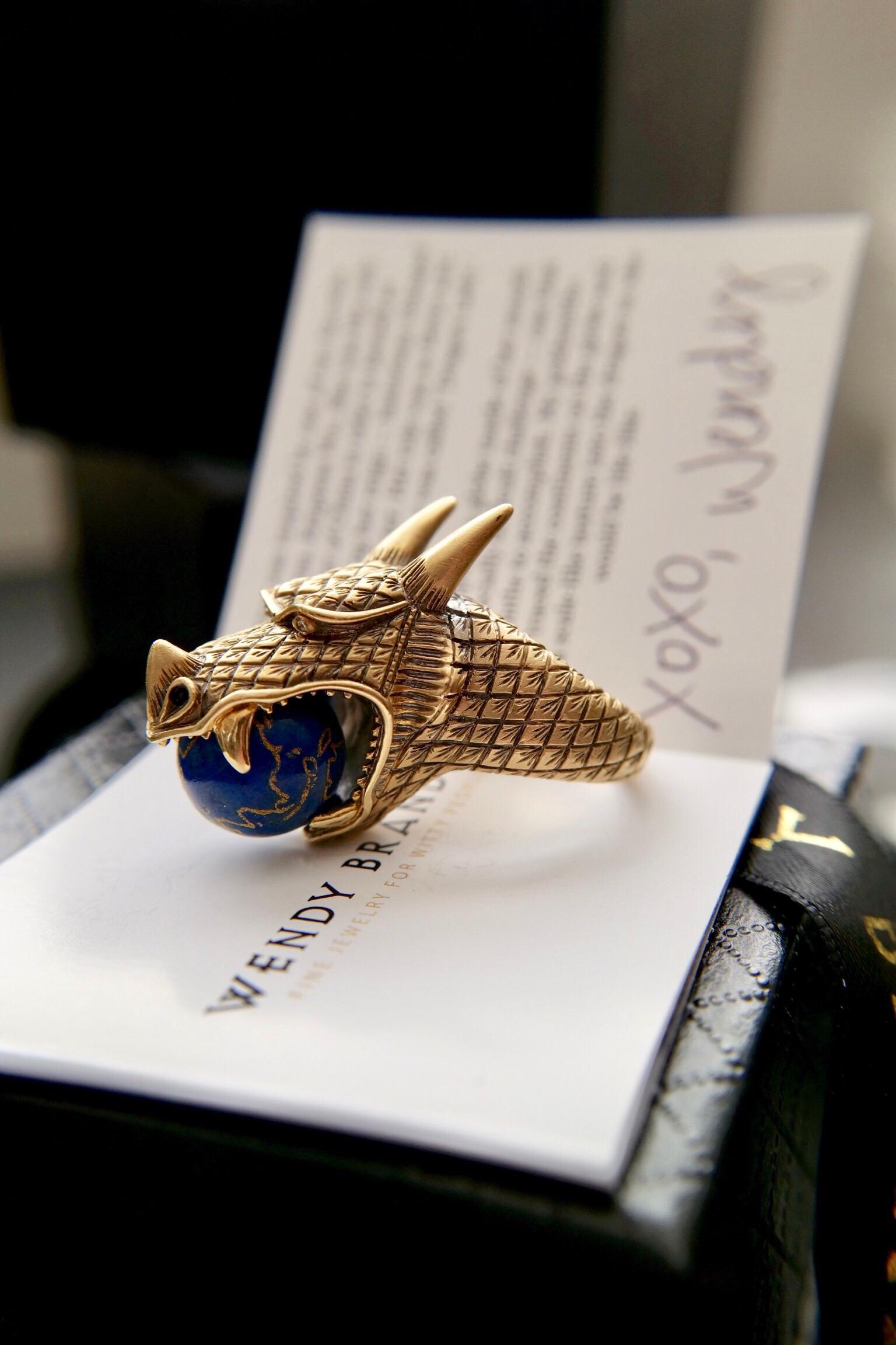 Wendy Brandes, bague Year of the Dragon 18 carats avec globe tournant en lapis-lazuli  Neuf - En vente à New York, NY