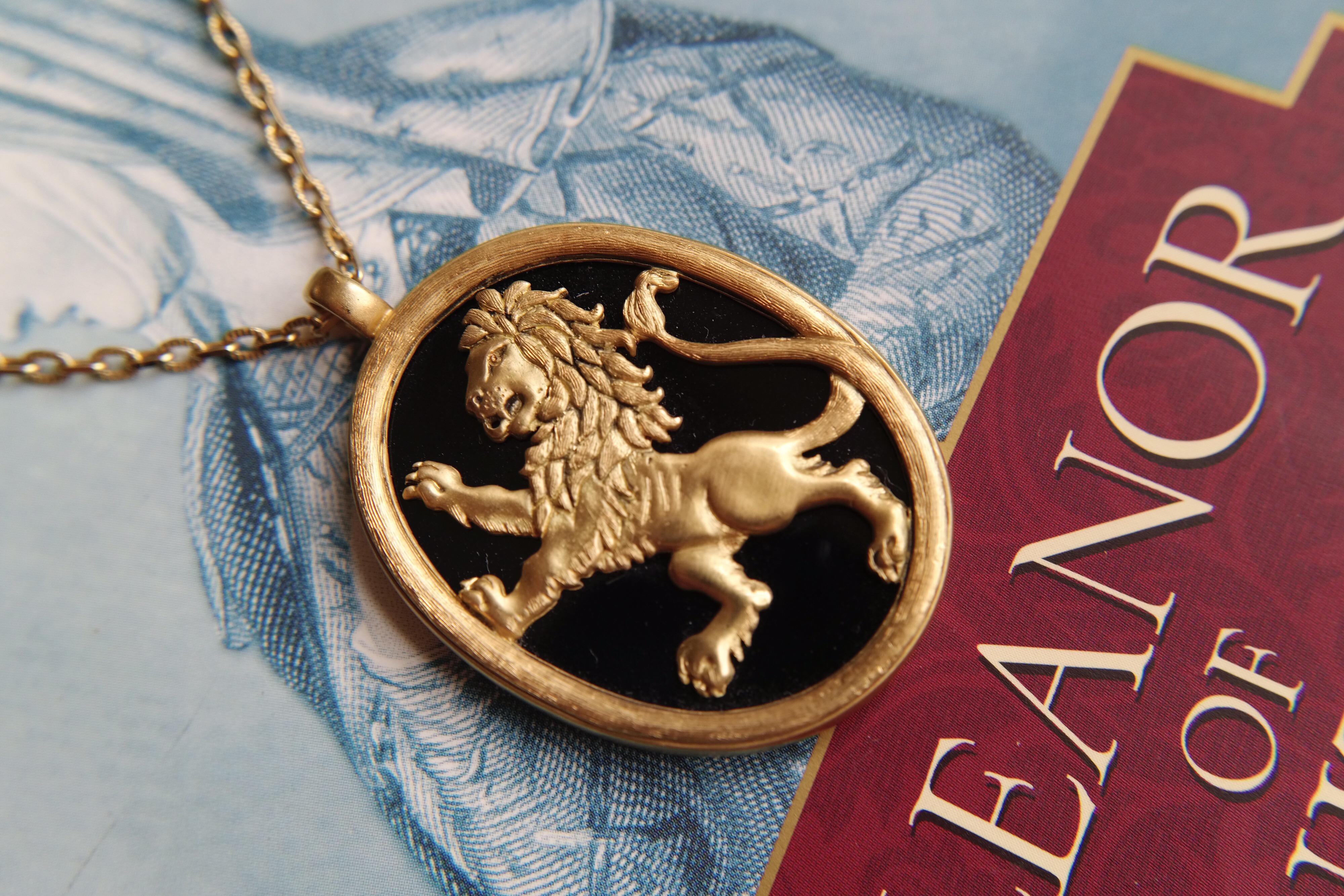 Cabochon Wendy Brandes Onyx and 18K Yellow Gold Lion Leo Zodiac Pendant Necklace