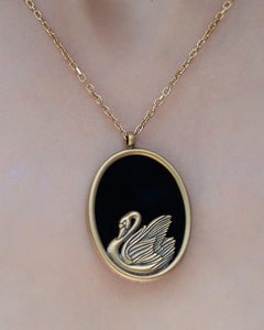 Wendy Brandes Halskette mit Schwanenanhnger aus 18 Karat Gelbgold mit Onyx und Diamant-Akzent