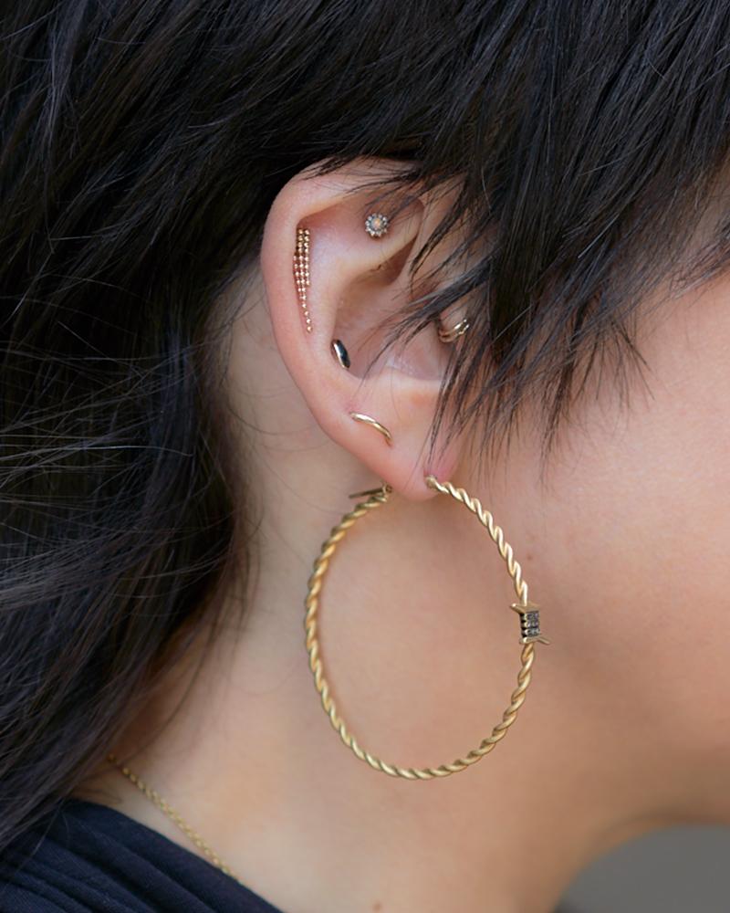 Contemporain Wendy Brandes Boucles d'oreilles en or 18 carats avec fil barbelé et diamants en vente