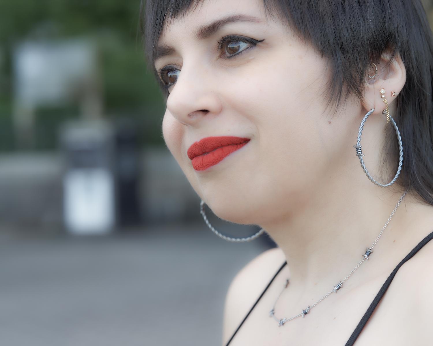 Taglio rotondo Wendy Brandes cerchi in platino a filo spinato con finitura satinata e accenti di diamanti in vendita