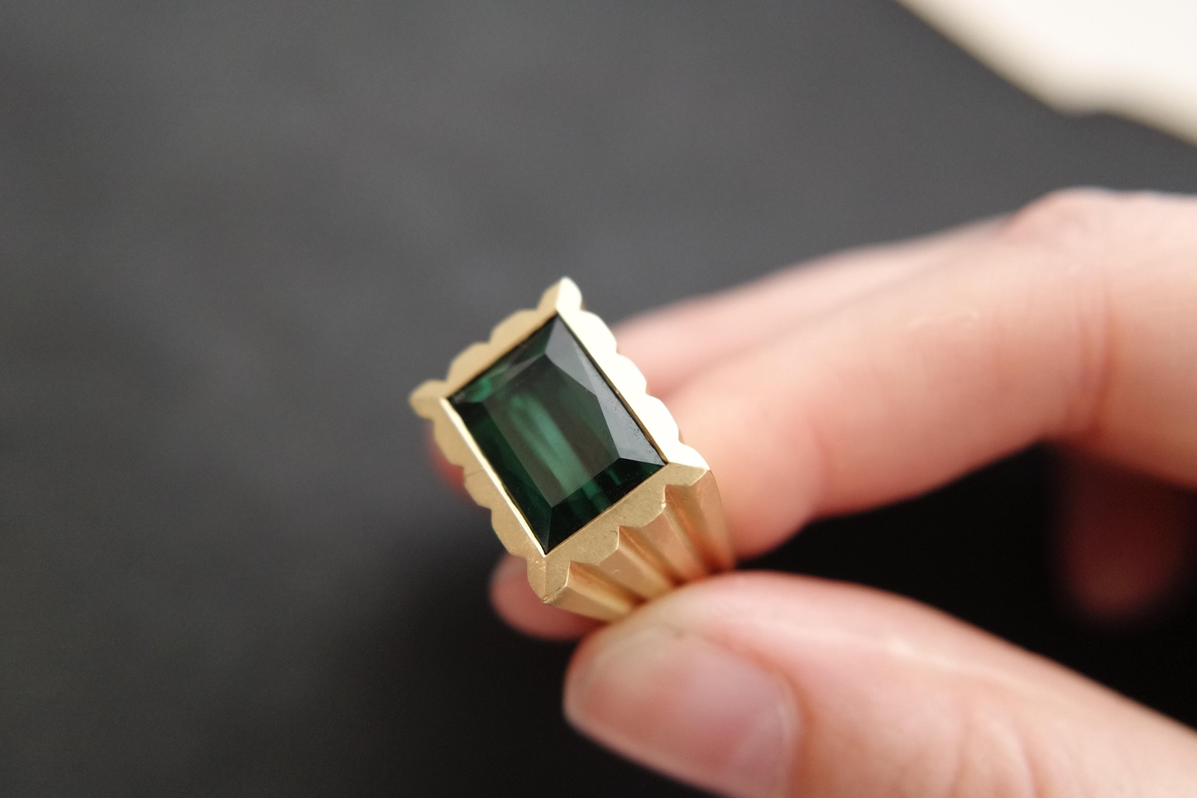 Wendy Brandes Signet Style Unisex Green Tourmaline and Gold Ring In New Condition In New York, NY