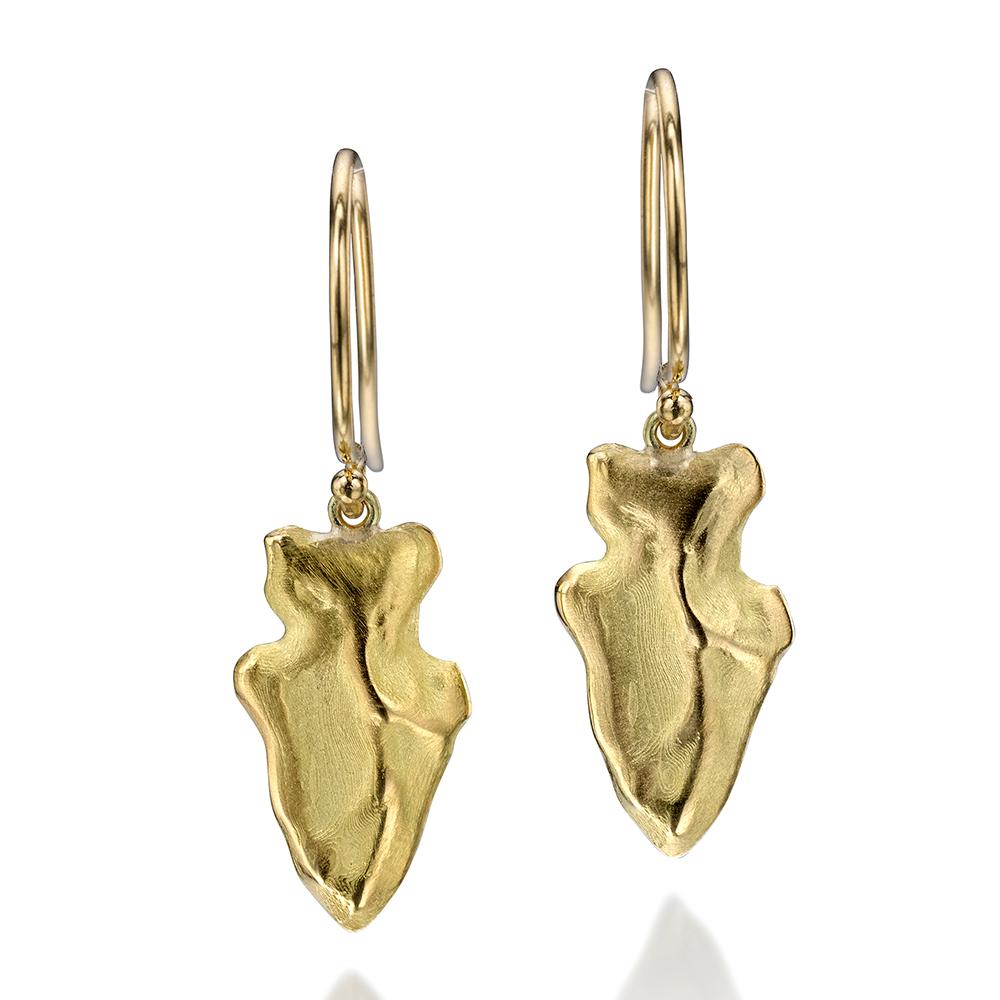 The arrowheads were cast directly from an arrowhead that Wendy found in the backyard of her childhood home in the 1970s. The asymmetry is intentional, to reflect the original artifact.

18K yellow gold, satin finish.
Arrowhead alone is 15