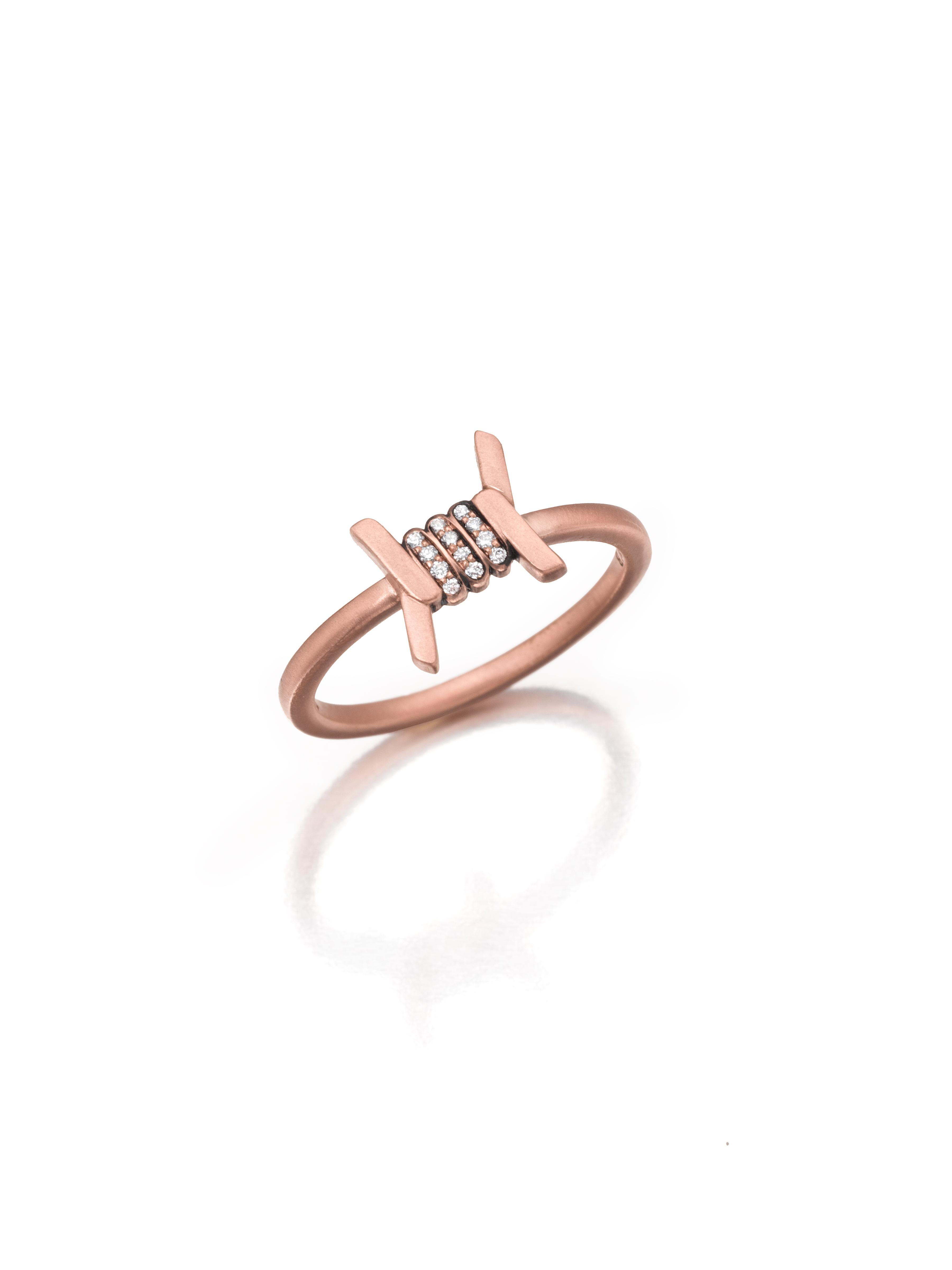 Wendy Brandes Ring aus 18 Karat Rosgold mit geflochtenem Drahtmotiv und Diamant-Akzenten (Rundschliff) im Angebot