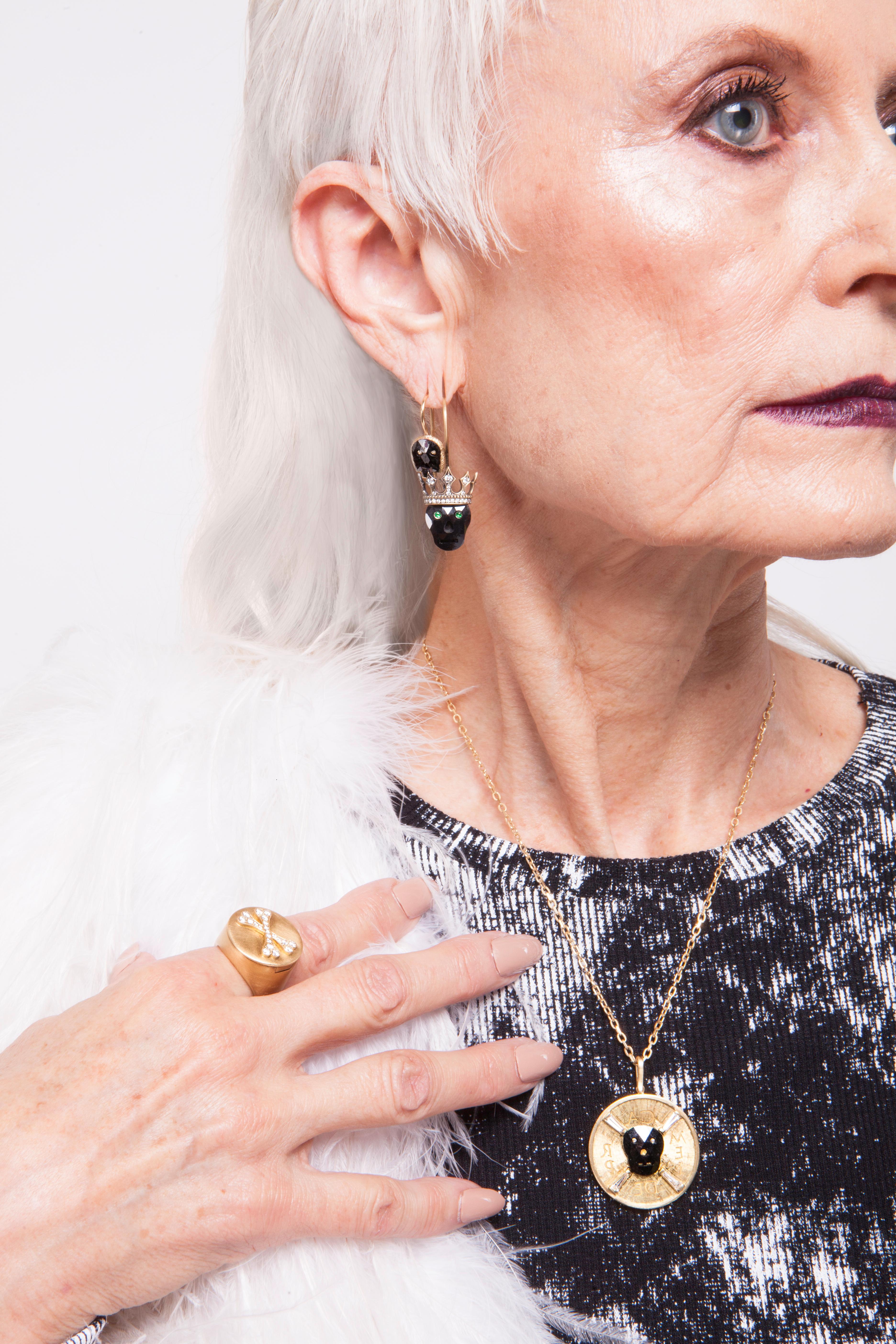 Wendy Brandes Medaillonring aus 18 Karat Gold, Diamanten und Saphiren mit verstecktem Totenkopf im Zustand „Neu“ in New York, NY
