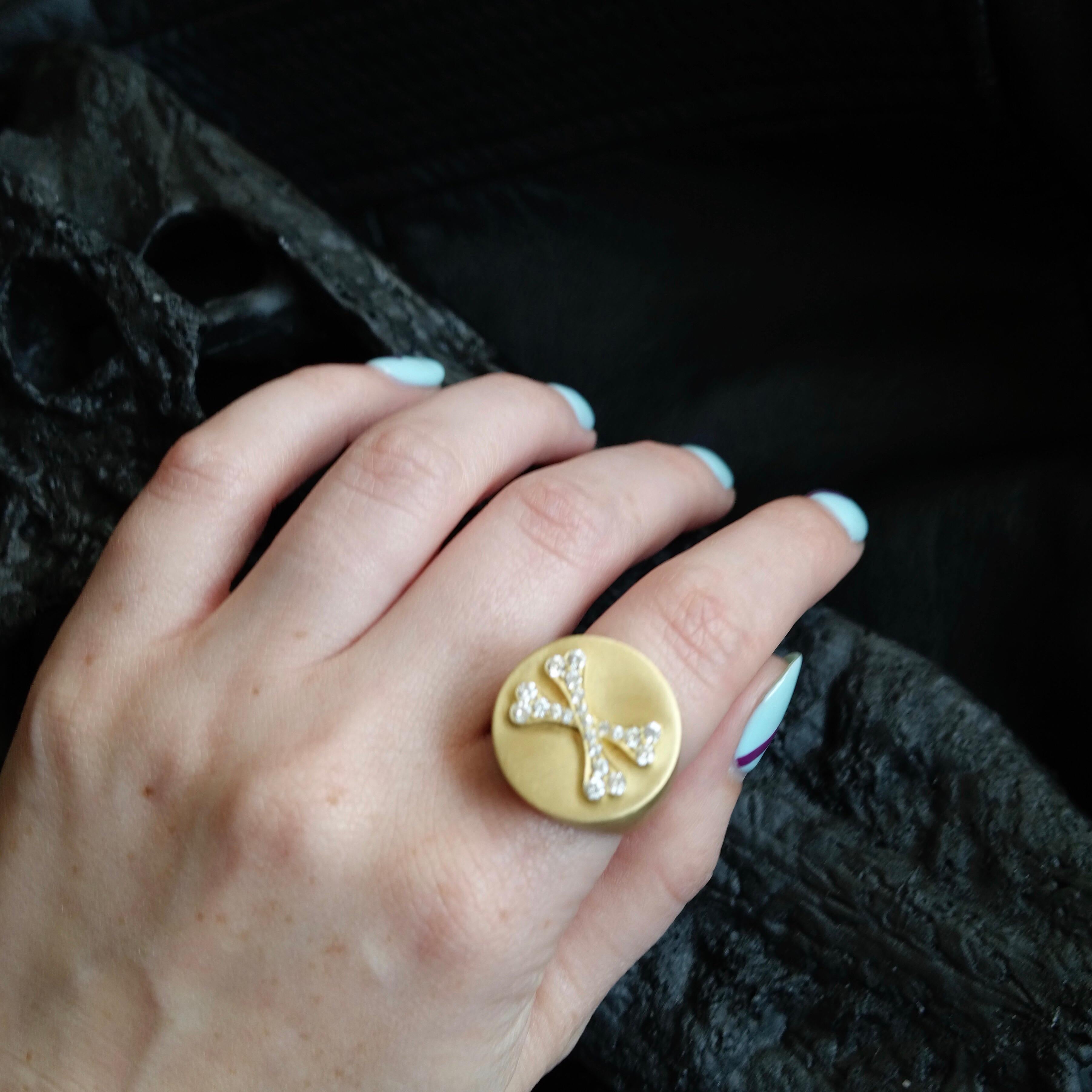 Wendy Brandes Medaillonring aus 18 Karat Gold, Diamanten und Saphiren mit verstecktem Totenkopf 1