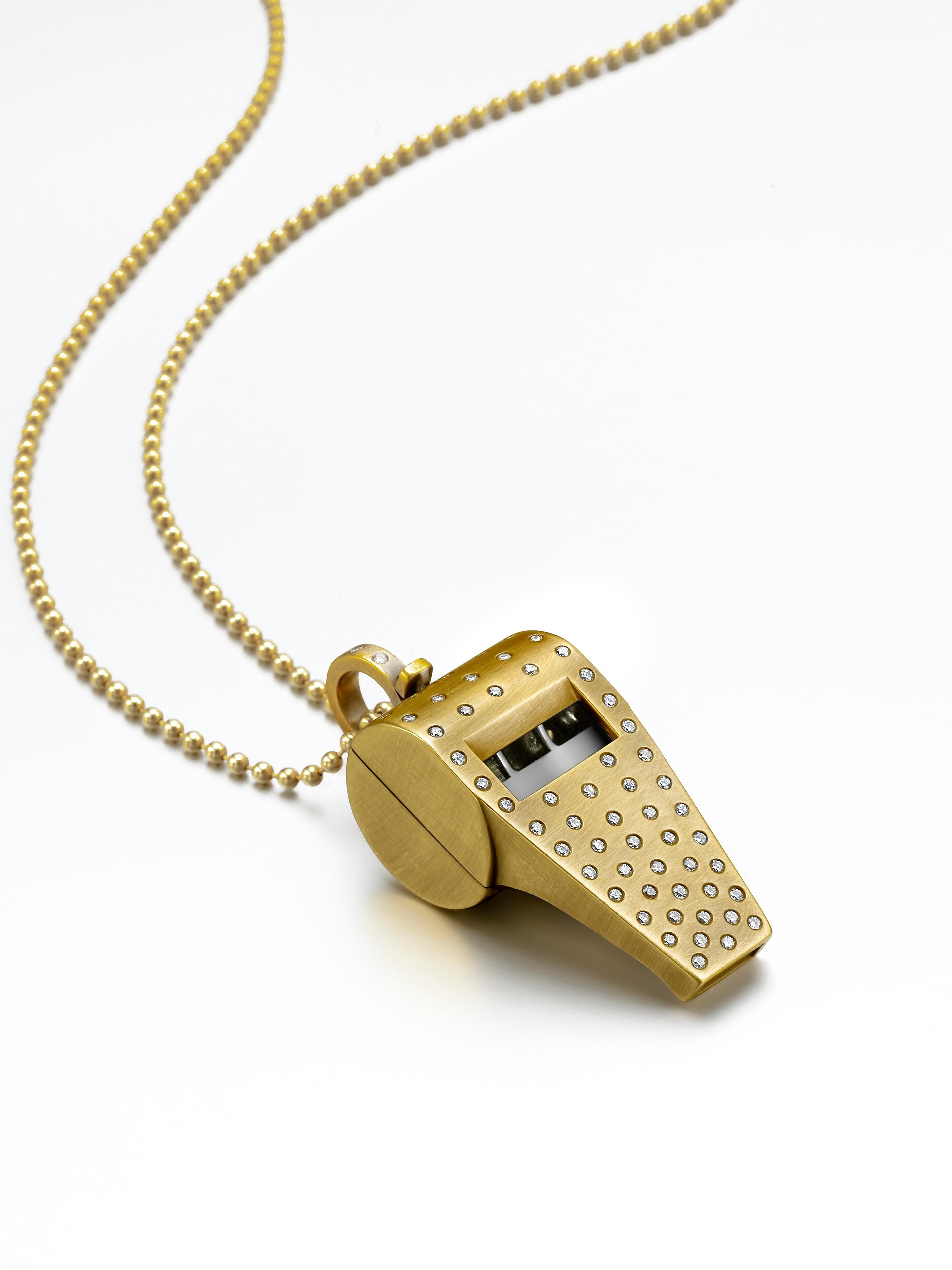 Wendy Brandes Whistle-Medaillon aus 18 Karat Gold mit Überraschung im Inneren und 1,13 TCW-Diamanten (Rundschliff) im Angebot