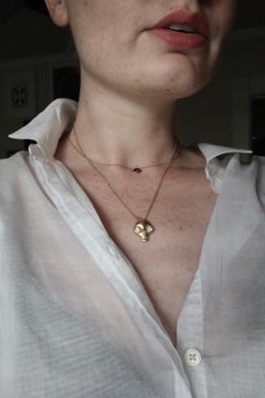 Wendy Brandes Halskette mit weißem Saphir-Augen-Memento-Mori-Schädel-Goldanhänger