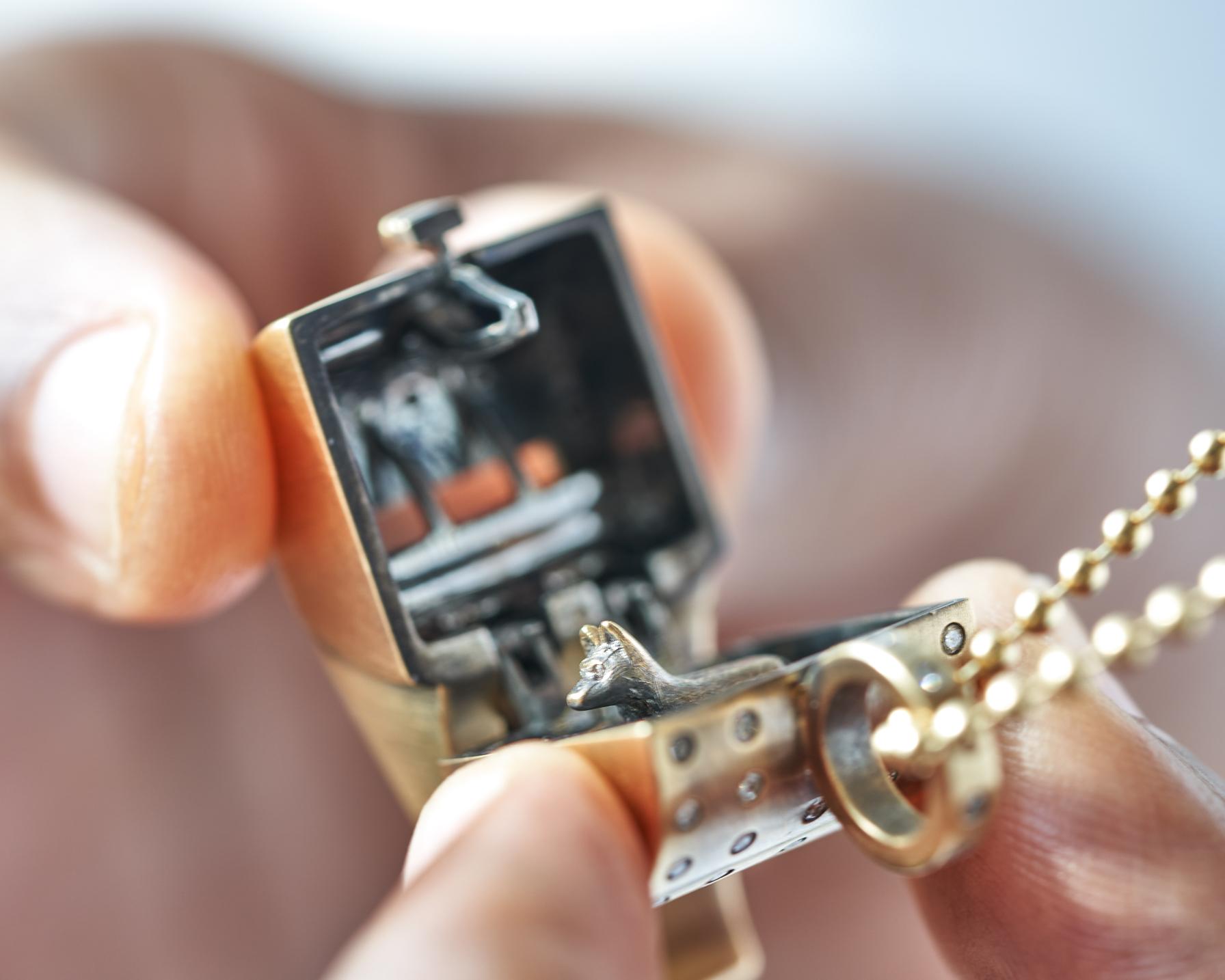 Wendy Brandes Whistle-Medaillon aus 18 Karat Gold mit Überraschung im Inneren und 1,13 TCW-Diamanten im Angebot 1