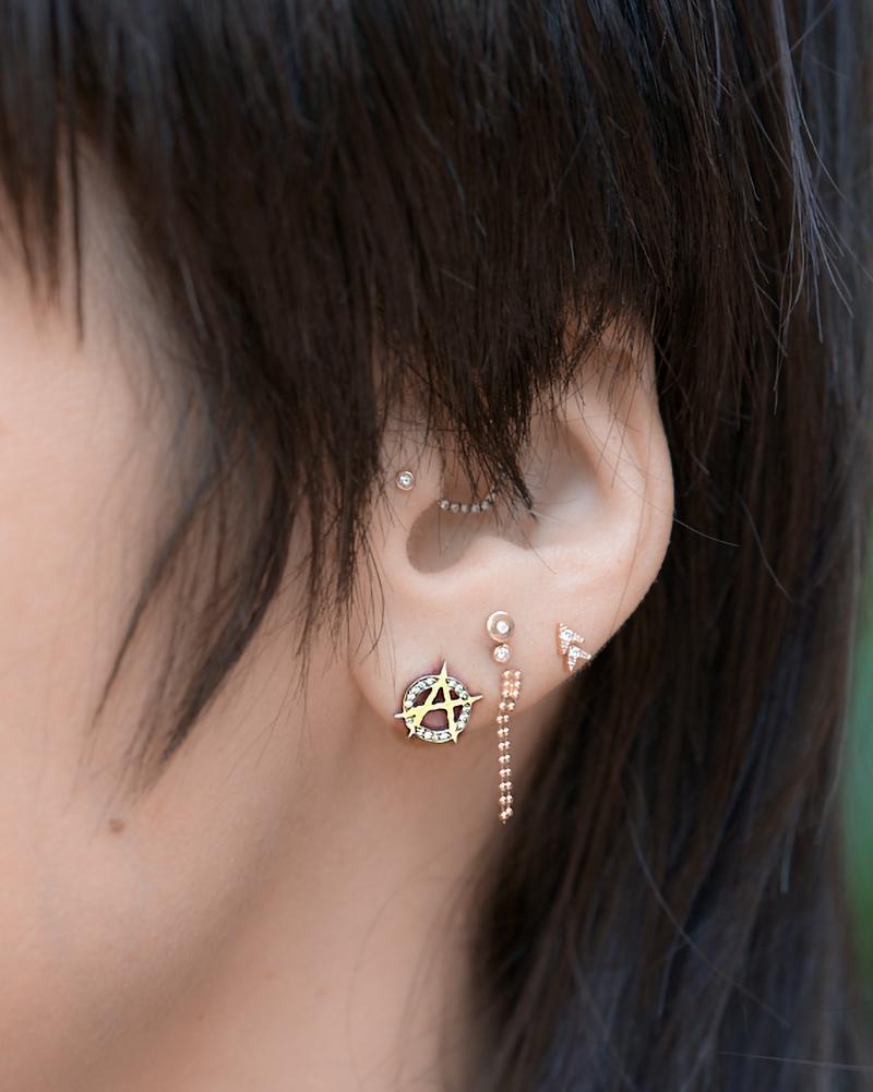 Taille ronde Wendy Brandes Clous d'oreilles Anarchy Punk en or jaune et diamants