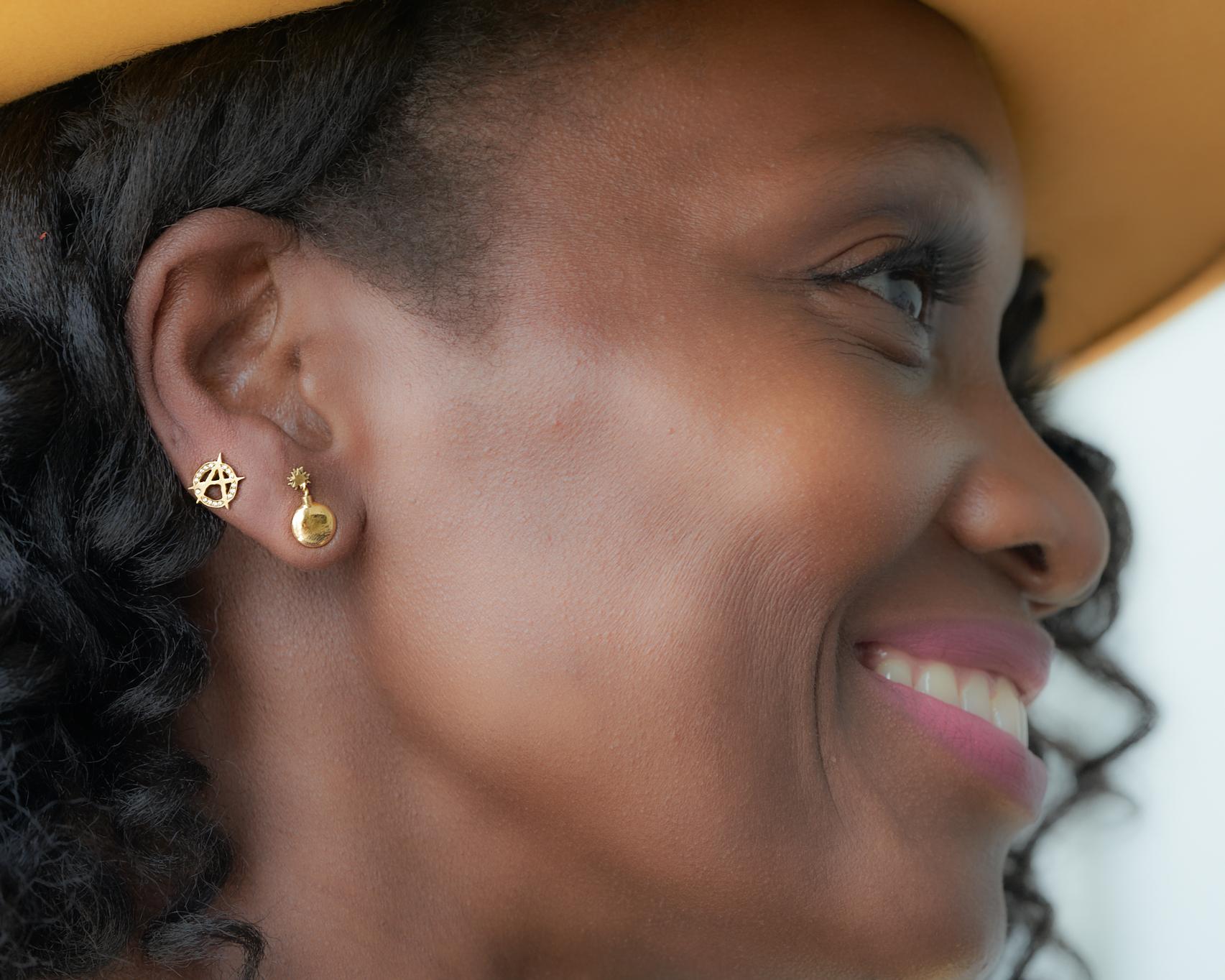 Contemporain Wendy Brandes Clous d'oreilles Anarchy Punk en or jaune et diamants