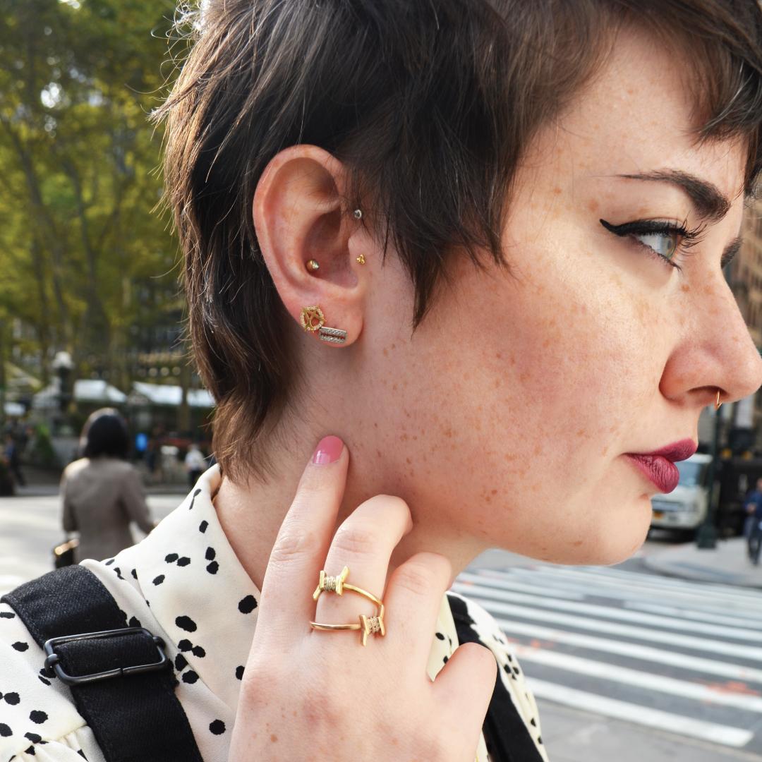 Wendy Brandes Clous d'oreilles Anarchy Punk en or jaune et diamants 1