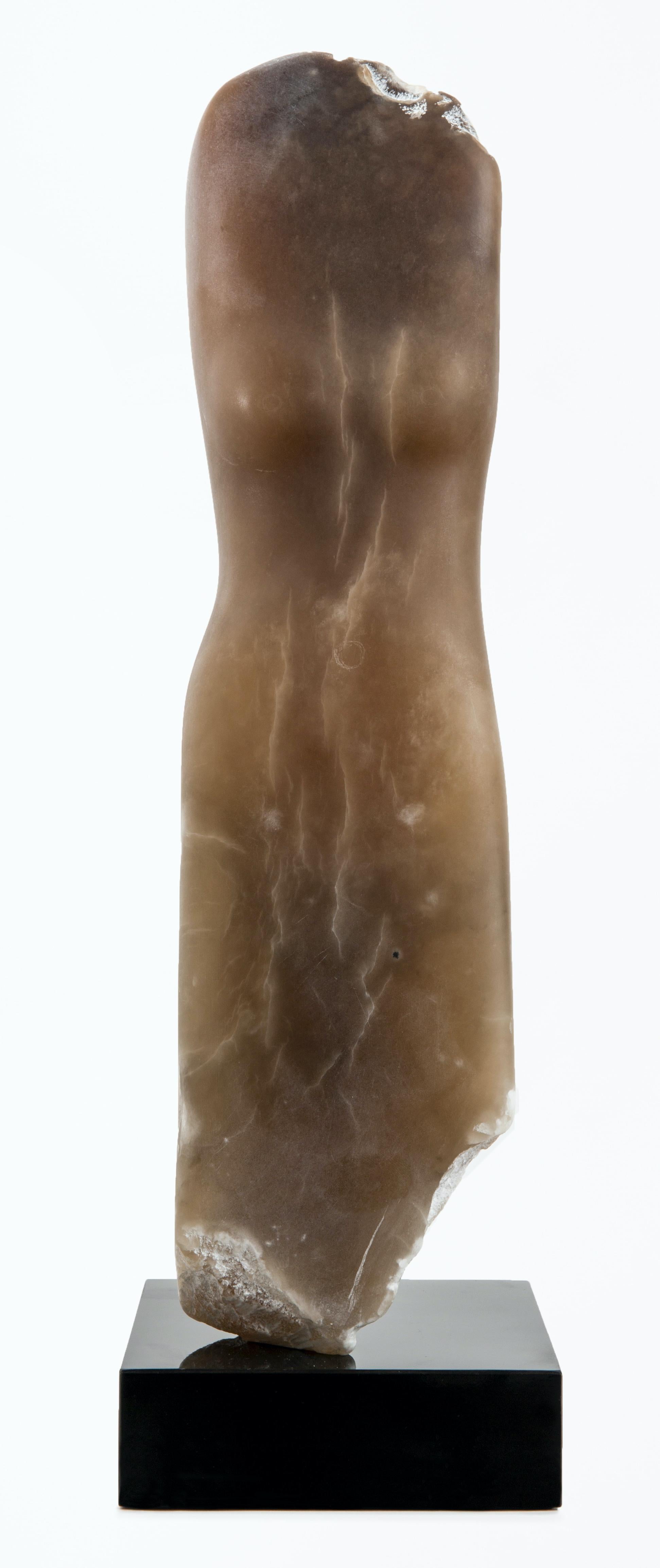 Moderne Wendy Hendelman - Sculpture de torse en albâtre brun, 2018 en vente