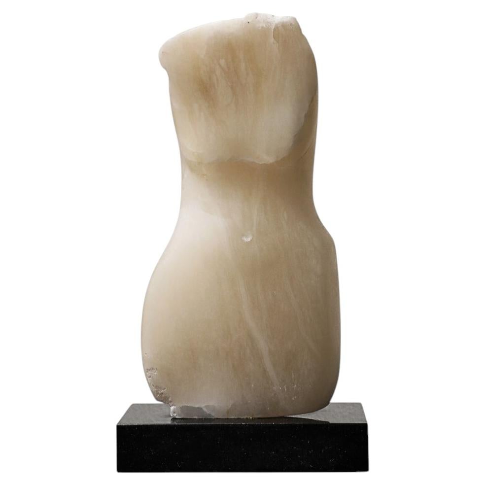 Escultura de torso de mármol de Wendy Hendelman, 2025