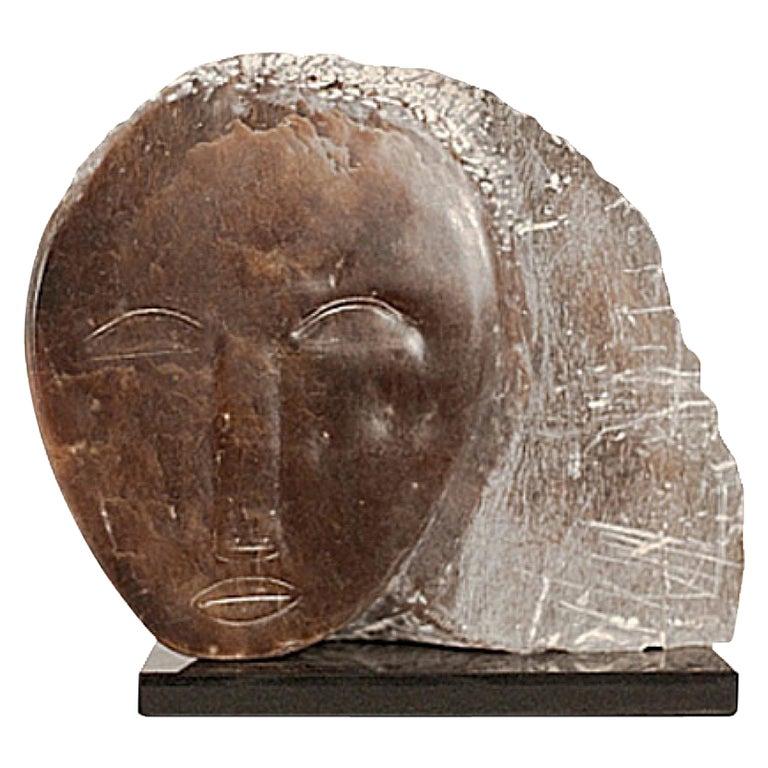 Sculpture de la tête de l'œil de tigre du sculpteur américain contemporain Wendy Hendelman sur base de marbre. Le travail d'Hendelman reflète son amour du primitif et de l'ancien. La petite échelle et le style ont établi son identité en tant que
