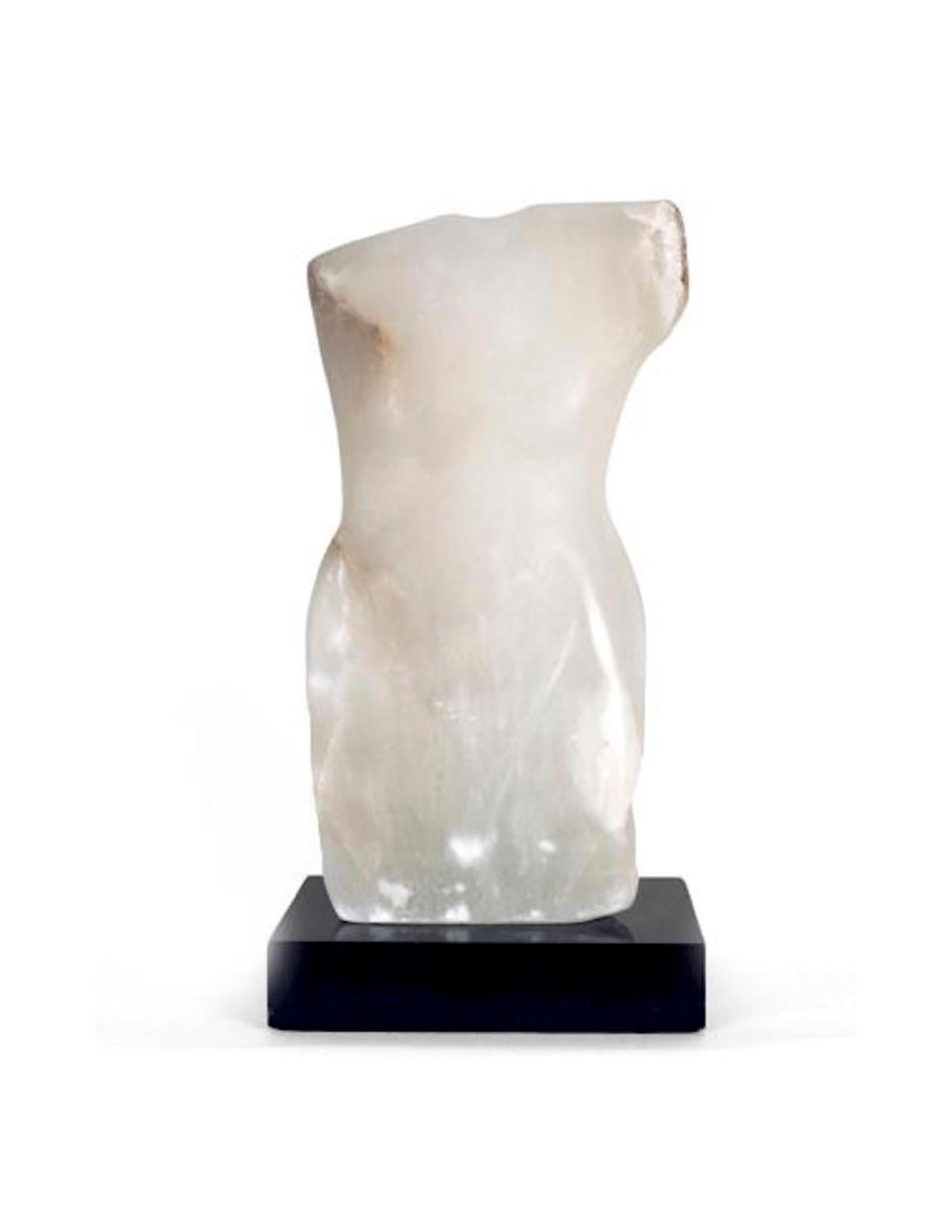 Moderne Sculpture de torse en albâtre blanc de Wendy Hendelman, 2018 en vente
