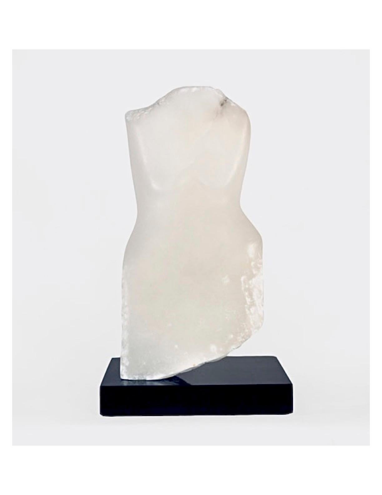 Moderne Sculpture de torse en albâtre blanc de Wendy Hendelman, 2018 en vente
