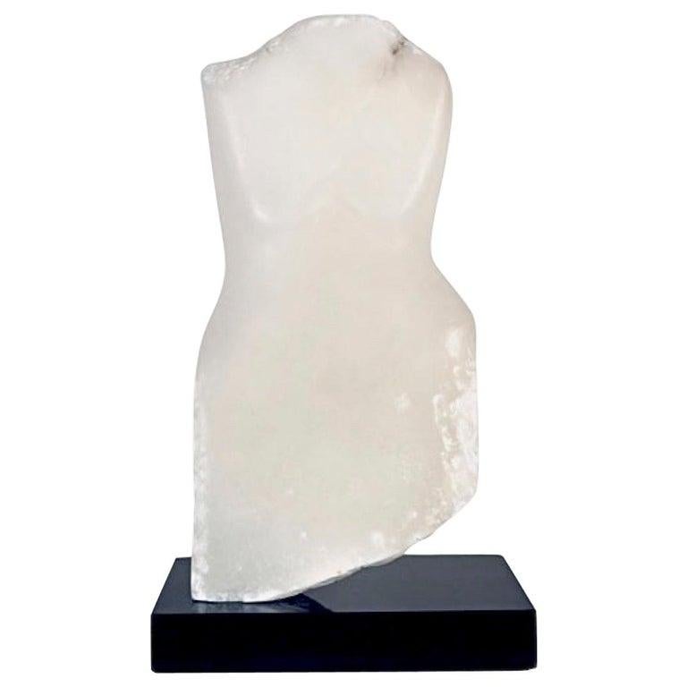 Sculpture de torse en albâtre blanc du sculpteur américain contemporain Wendy Hendelman sur un socle en marbre noir. Le travail d'Hendelman reflète son amour du primitif et de l'ancien. La petite échelle et le style ont établi son identité en tant