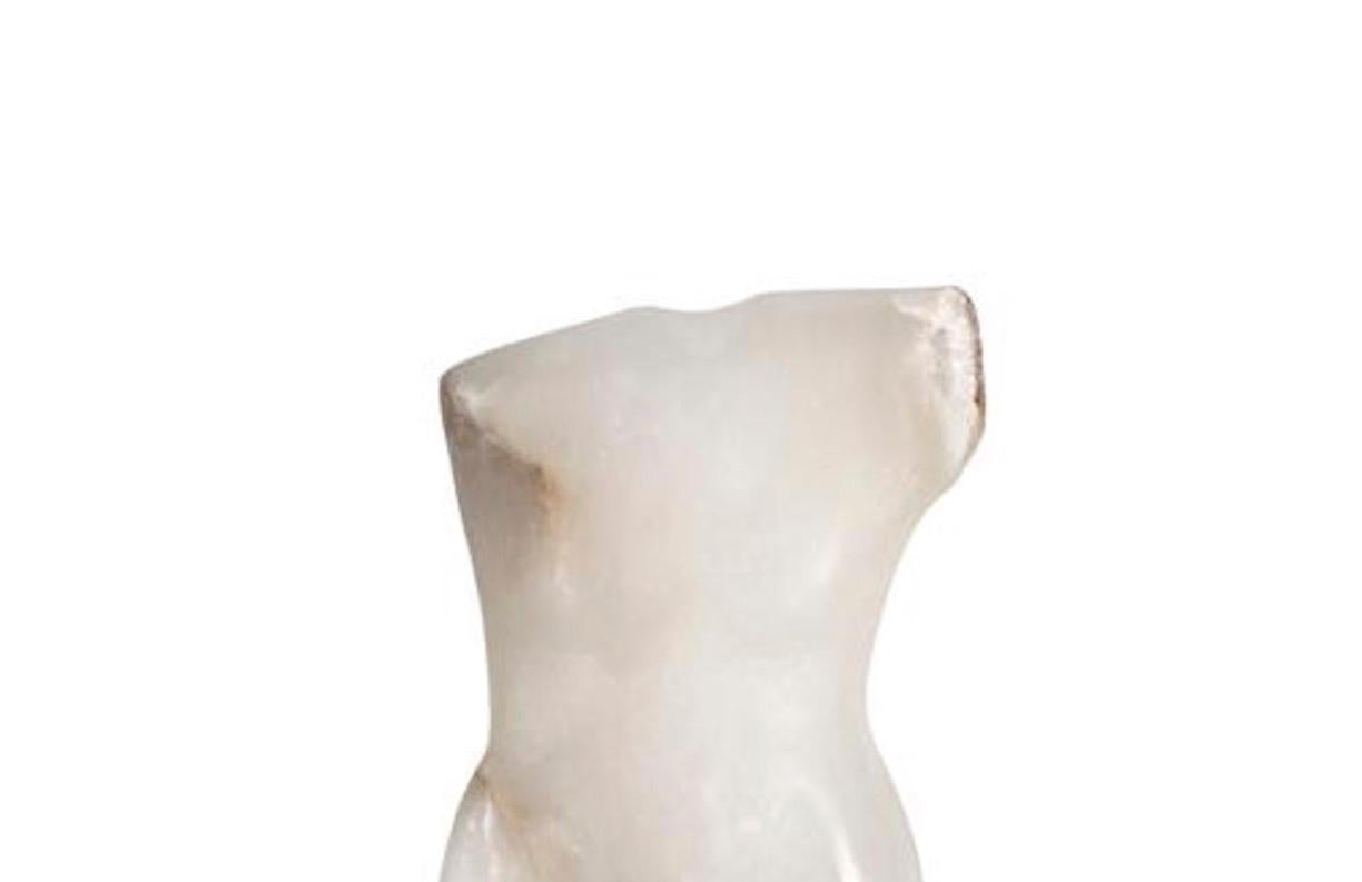 Americano Scultura di torso in alabastro bianco di Wendy Hendelman, 2018 in vendita