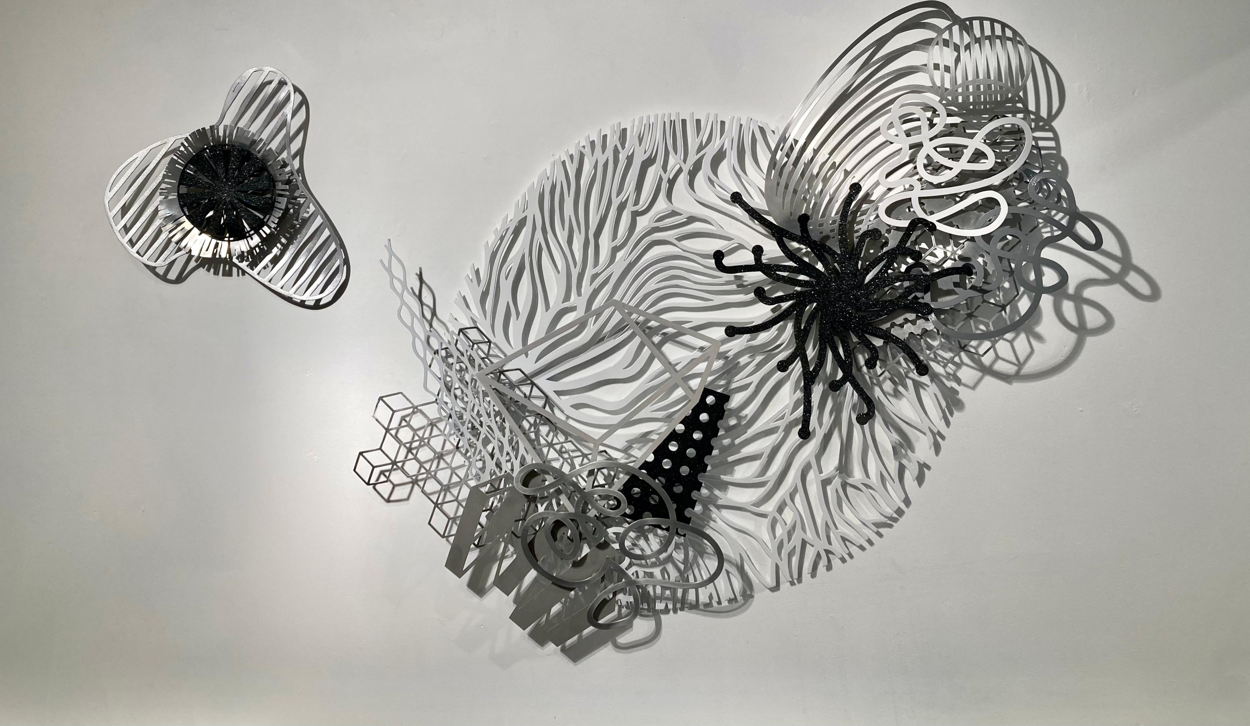 Wendy Letven Abstract Sculpture – "Kristallwolke"  Wandteppich, lackiertes Metall, Silber, Chrom, Weiß, funkelndes Schwarz