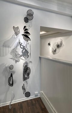 "Tassonomia" Mobile in alluminio da appendere, bianco e nero, altezza 9', dimensioni variabili