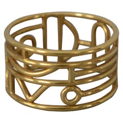 Retro Wendy Ramshaw Gold Band Ring on Lucite Stand