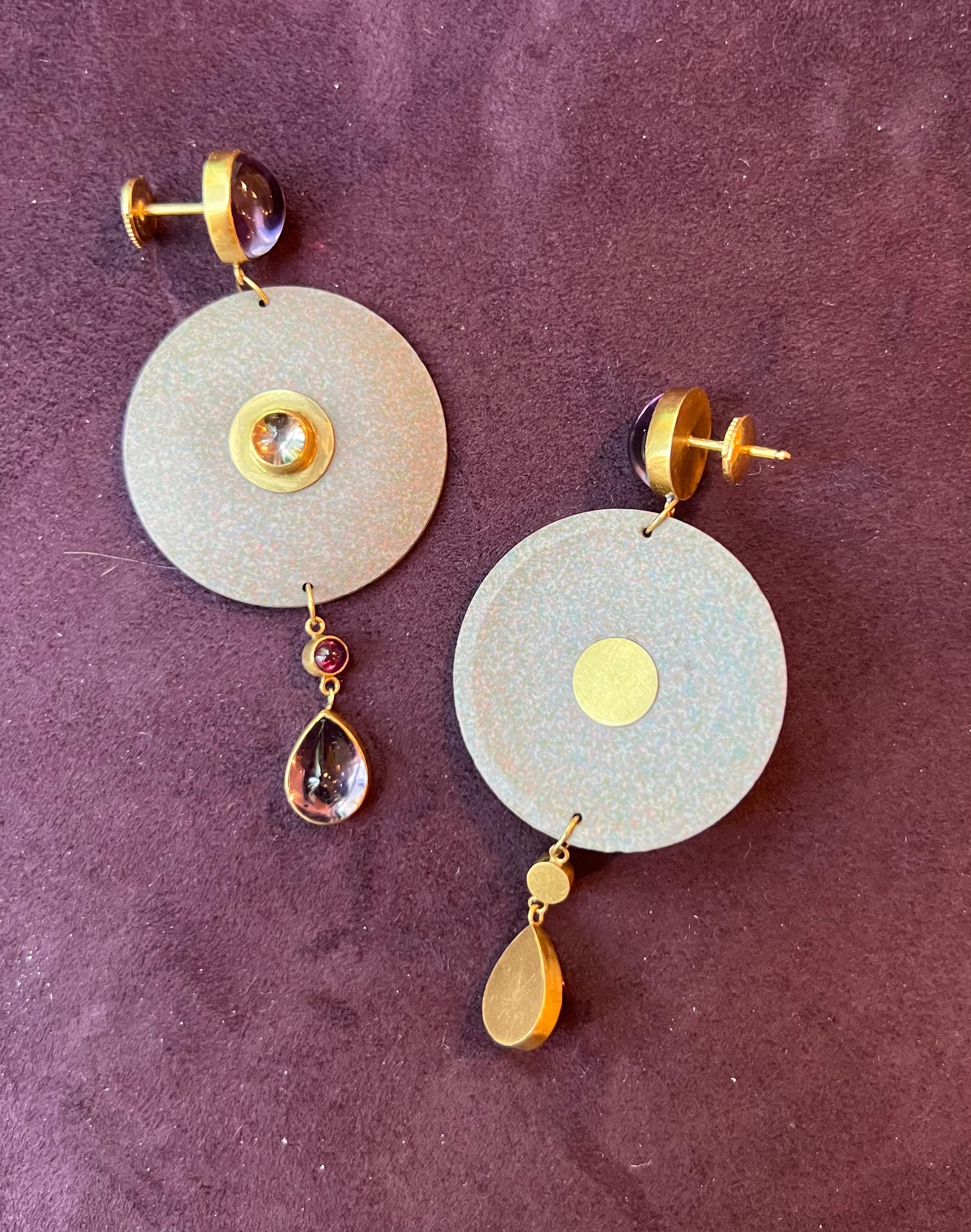 Taille cabochon Wendy Ramshaw, paire de boucles d'oreilles en améthyste, céramique Wedgwood et or 18 carats, 1994 en vente