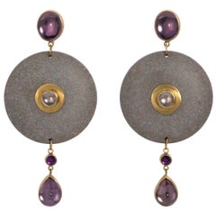Wendy Ramshaw, paire de boucles d'oreilles en améthyste, céramique Wedgwood et or 18 carats, 1994