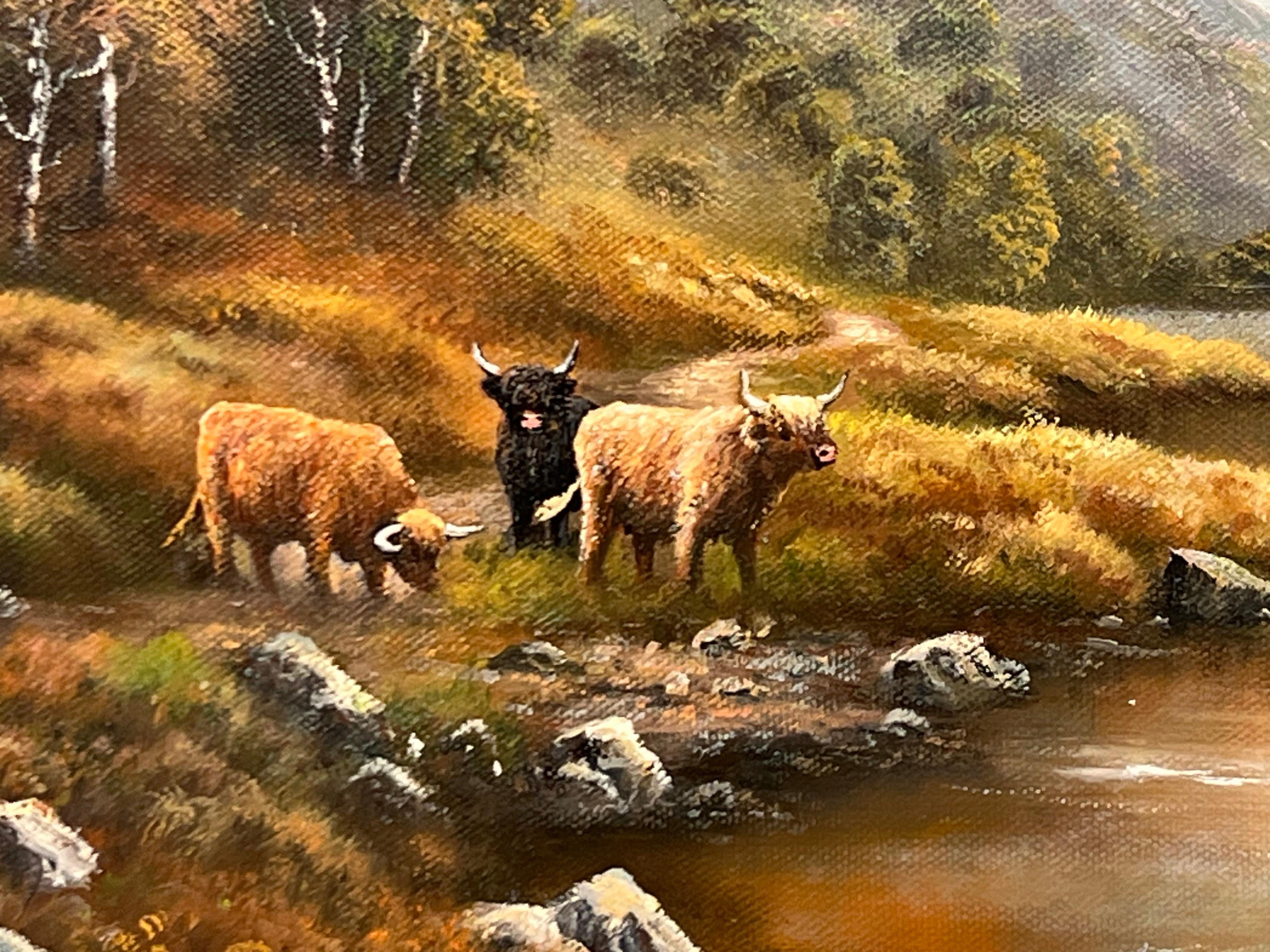 Paysage fluvial avec vaches et moutons des Highlands dans les montagnes écossaises en vente 8