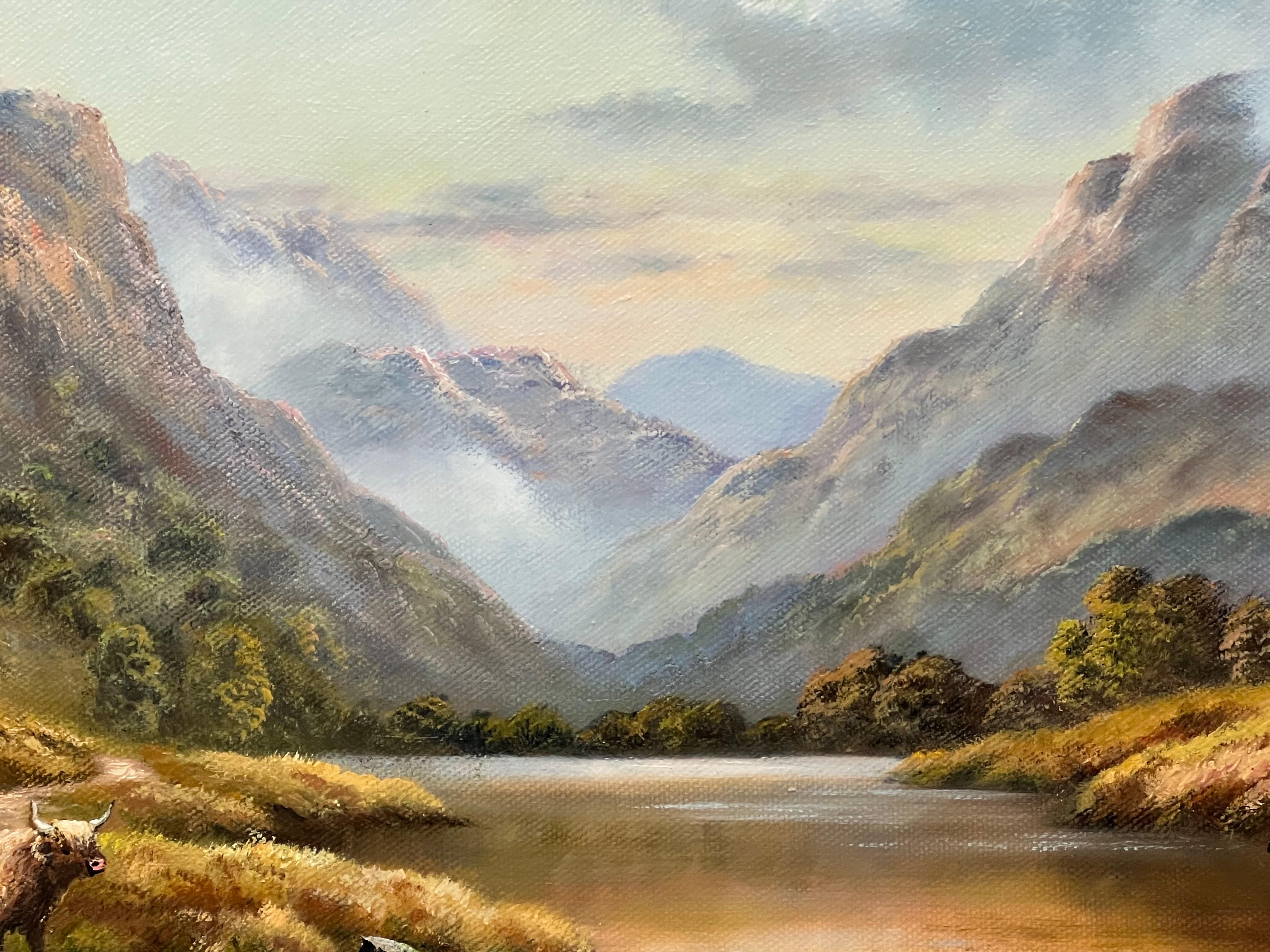 Paysage fluvial avec vaches et moutons des Highlands dans les montagnes écossaises en vente 9