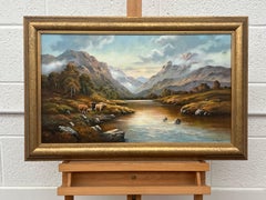 Paysage fluvial avec vaches et moutons des Highlands dans les montagnes écossaises