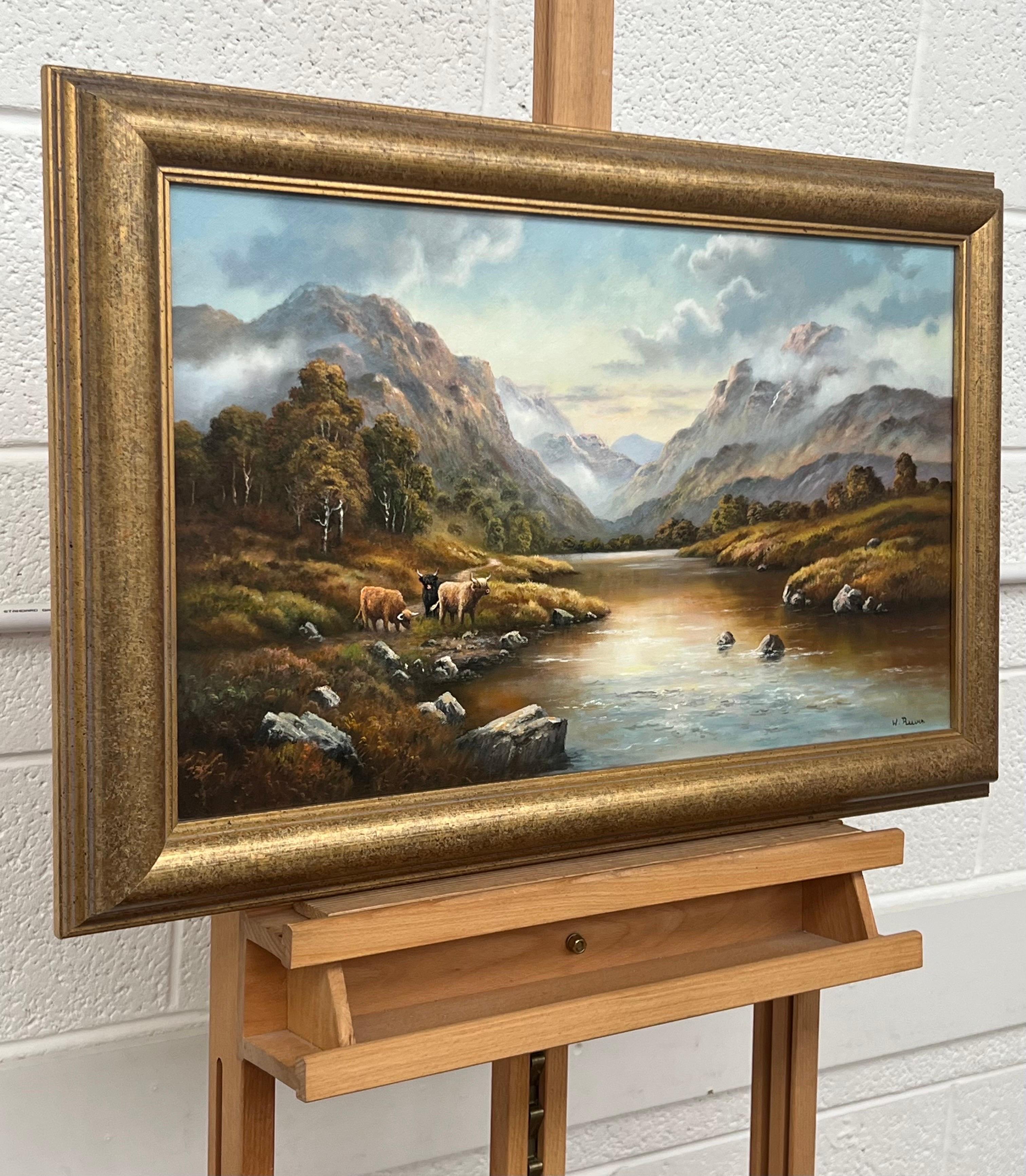 Paysage fluvial avec vaches et moutons des Highlands dans les montagnes écossaises - Réalisme Painting par Wendy Reeves