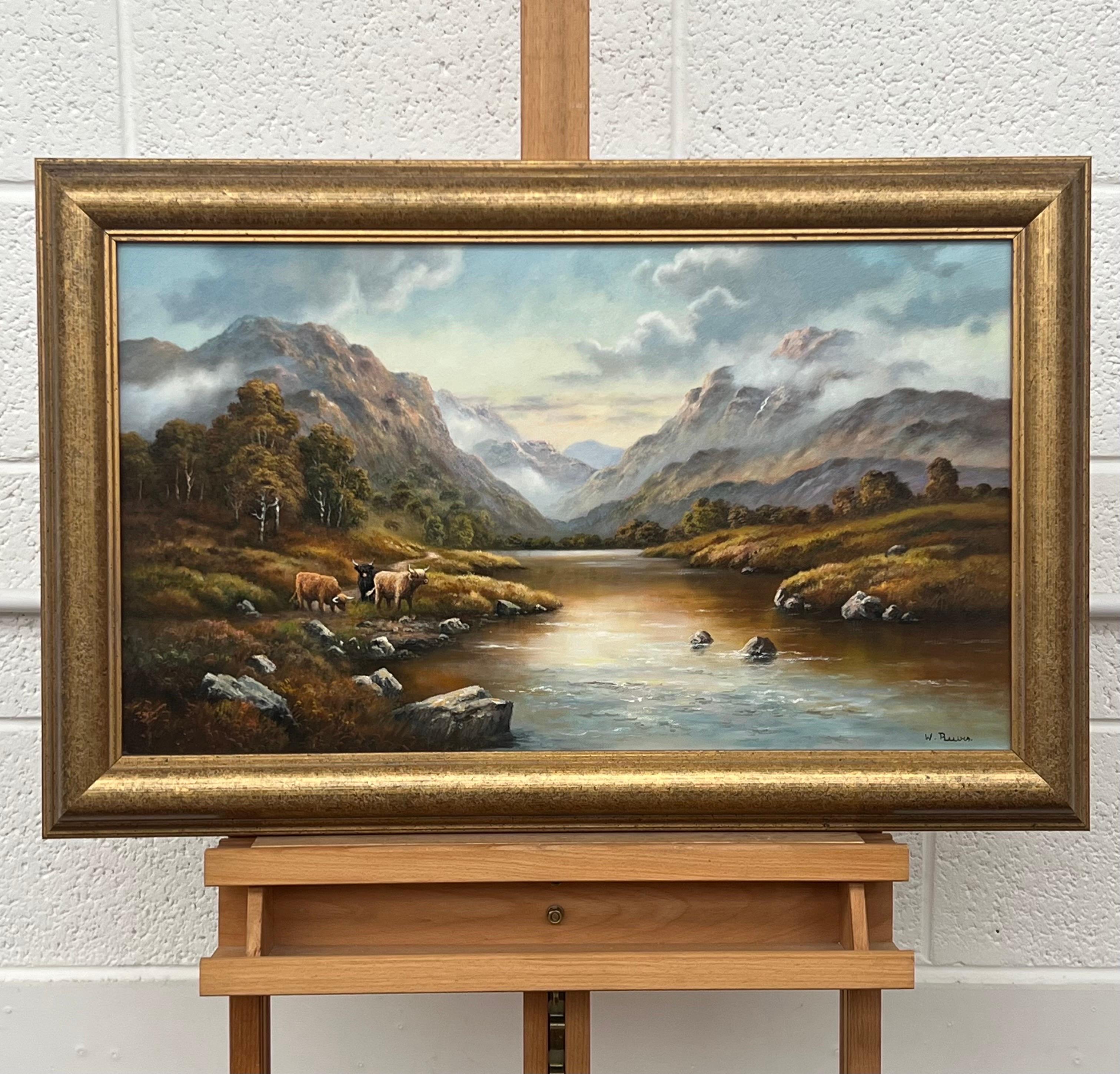 Paysage fluvial avec vaches et moutons des Highlands dans les montagnes écossaises - Marron Figurative Painting par Wendy Reeves