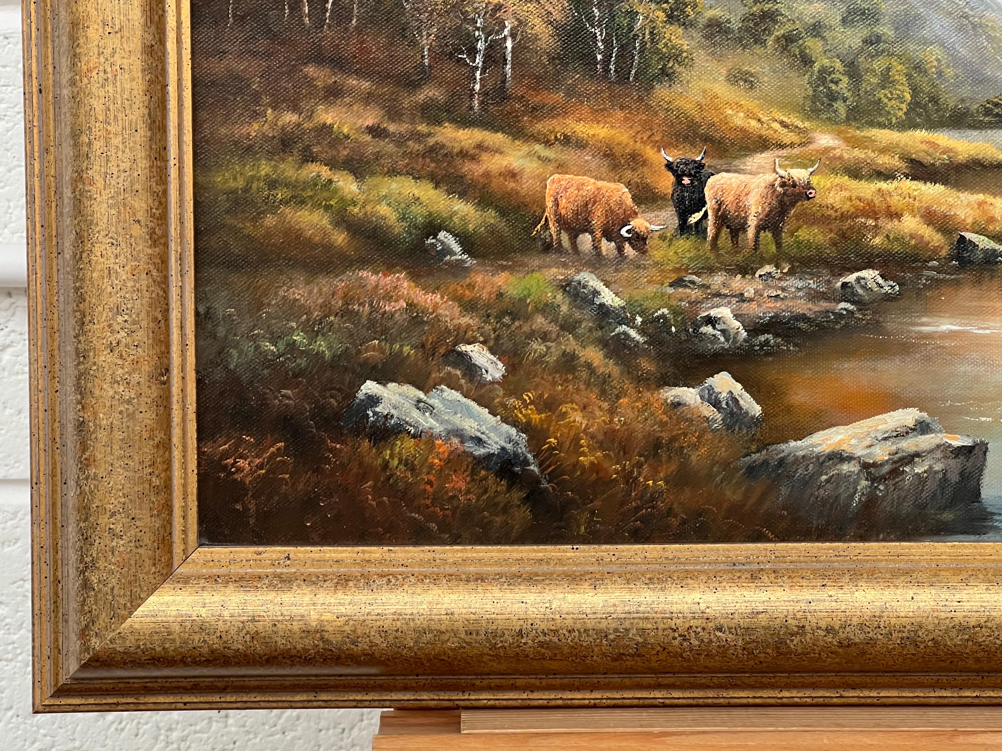 Paysage fluvial avec vaches et moutons des Highlands dans les montagnes écossaises en vente 2